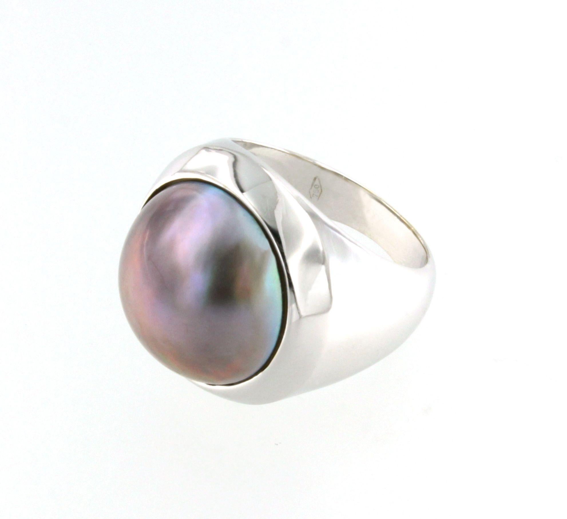 Very amazing ring in white gold 18kt  with  Mabè (Blach Pearl and mother of pearl)  handemade in Italy by Stanoppi Jewellery since 1948.
g. 10.80

Size of Ring : EU 10   - 49

All Stanoppi Jewelry is new and has never been previously owned or worn.