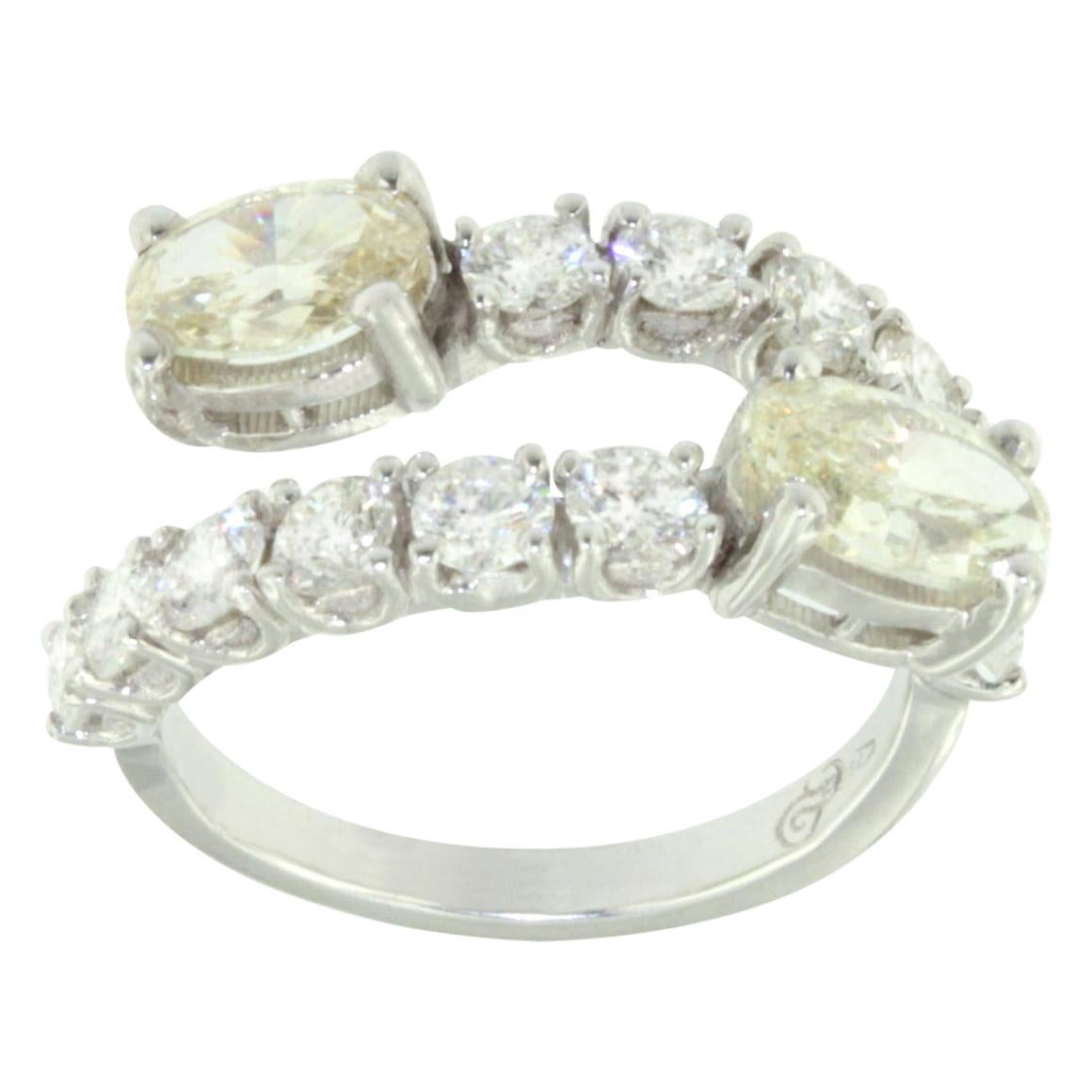 Incroyable bague moderne en or blanc 18 carats avec diamants blancs et diamants jaunes