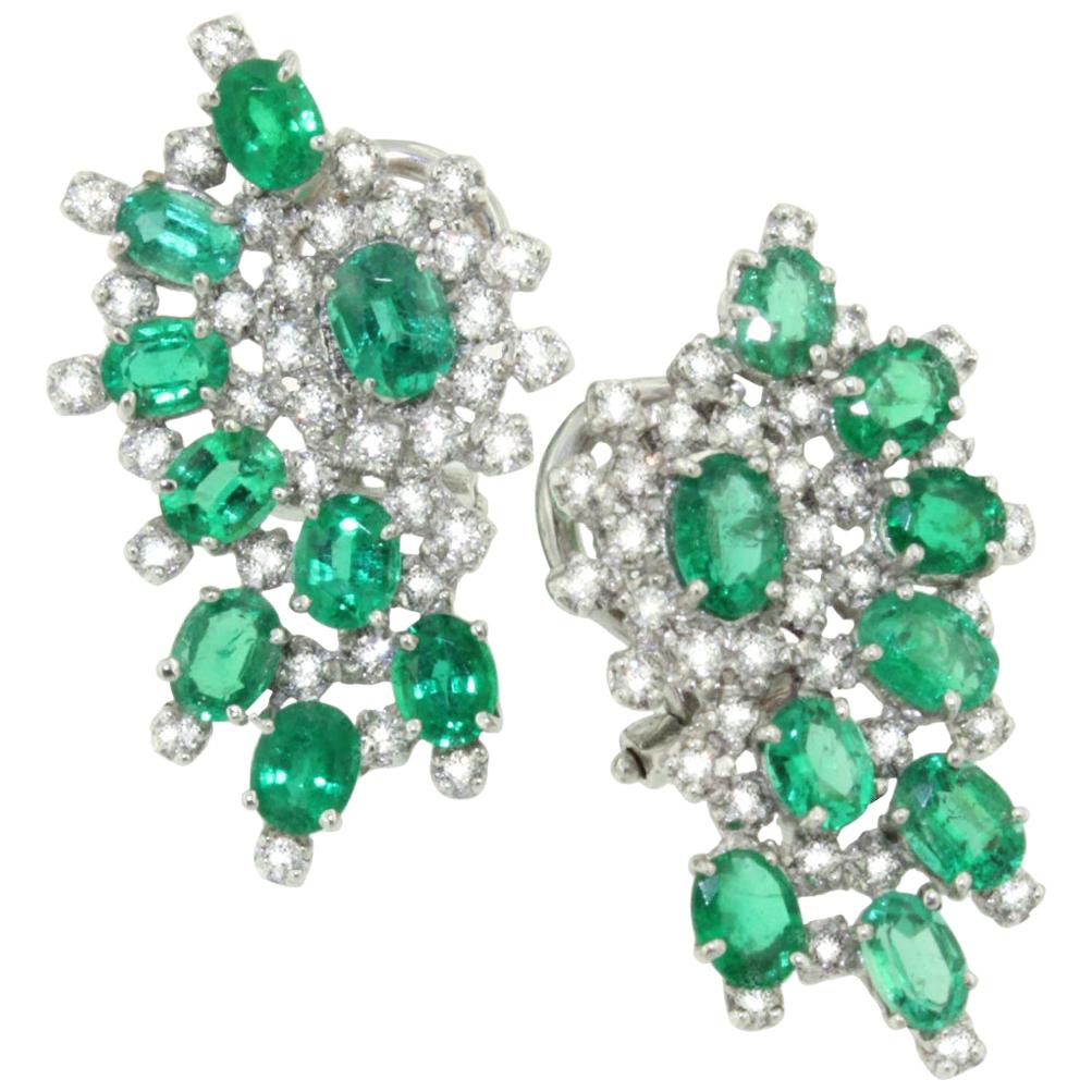 Incroyables boucles d'oreilles élégantes en or blanc 18 carats avec émeraudes vertes et diamants blancs