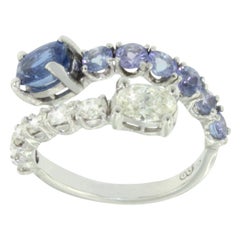 Incroyable bague moderne en or blanc 18 carats avec tanzanites et diamants blancs