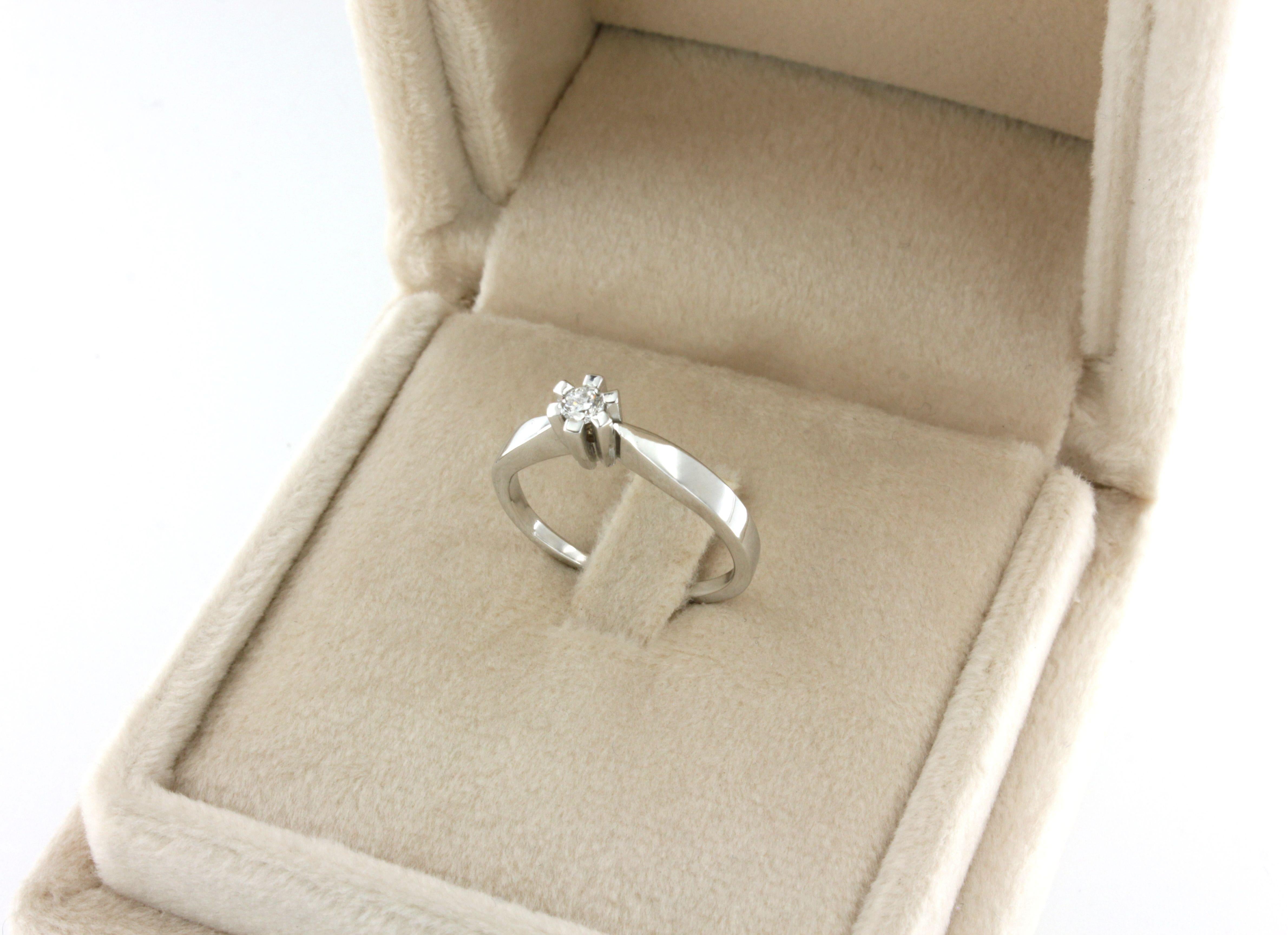 Brilliant Cut 18 Karat White Gold with White Diamond Ring For Sale