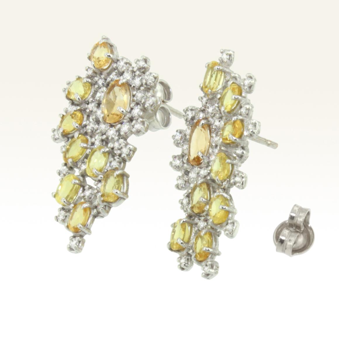 Taille ovale Boucles d'oreilles classiques en or blanc 18 carats avec saphir jaune et diamant blanc en vente