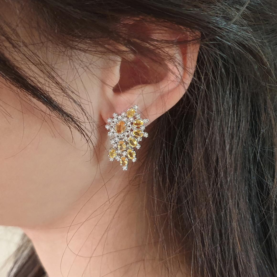 Boucles d'oreilles classiques en or blanc 18 carats avec saphir jaune et diamant blanc en vente 1