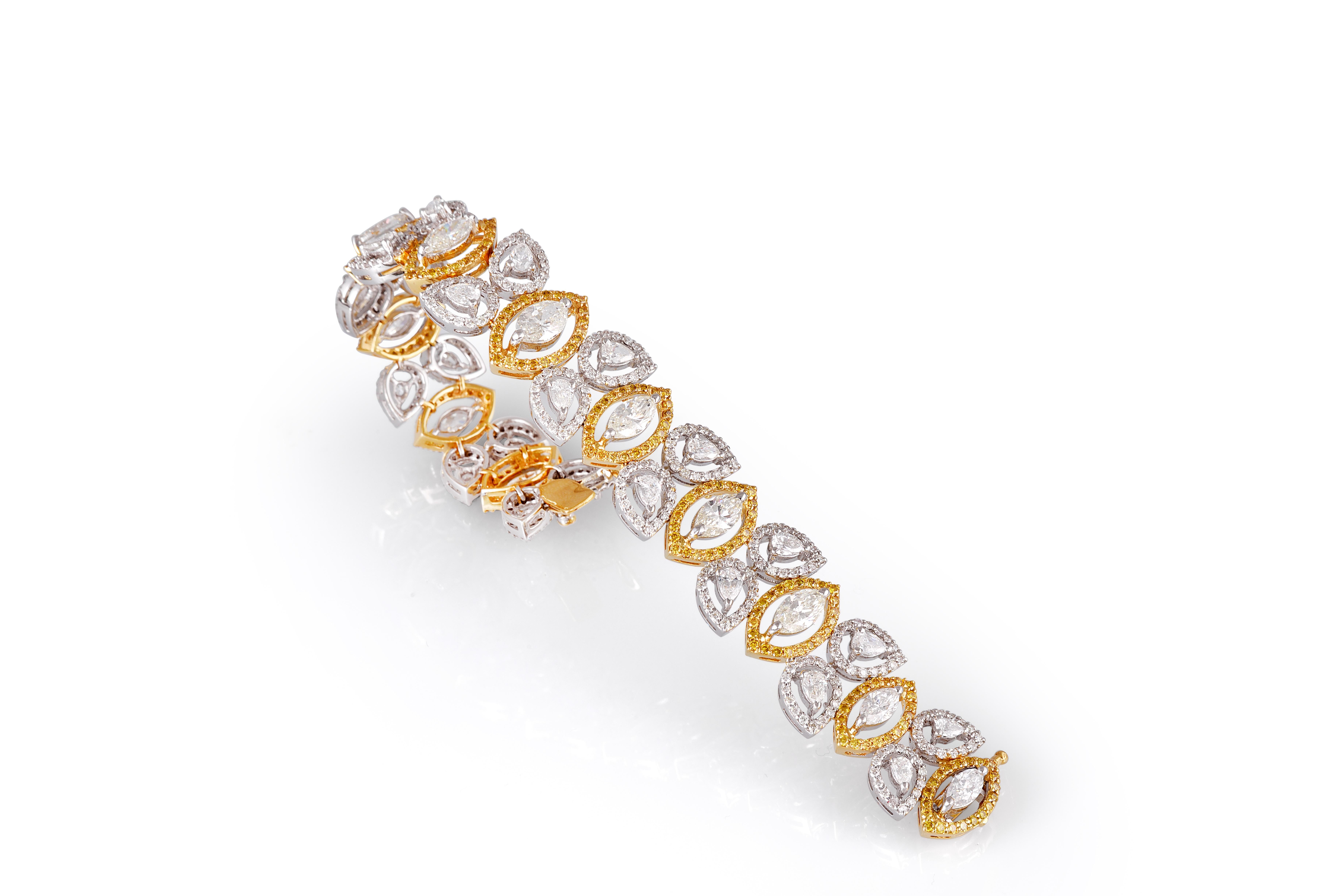 Contemporary 18 Karat White Gold Yellow Gold White Diamond Yellow Diamond Tennis Bracelet For Sale