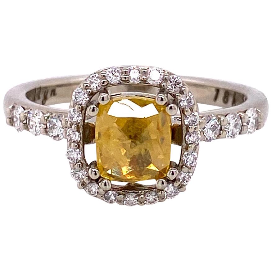 Bague en or blanc 18 carats avec diamant jaune taille rose et halo de diamants blancs