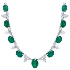 18 Karat White Gold Zambian Royal Blue Green Emerald Oval Natural Beryl Necklace