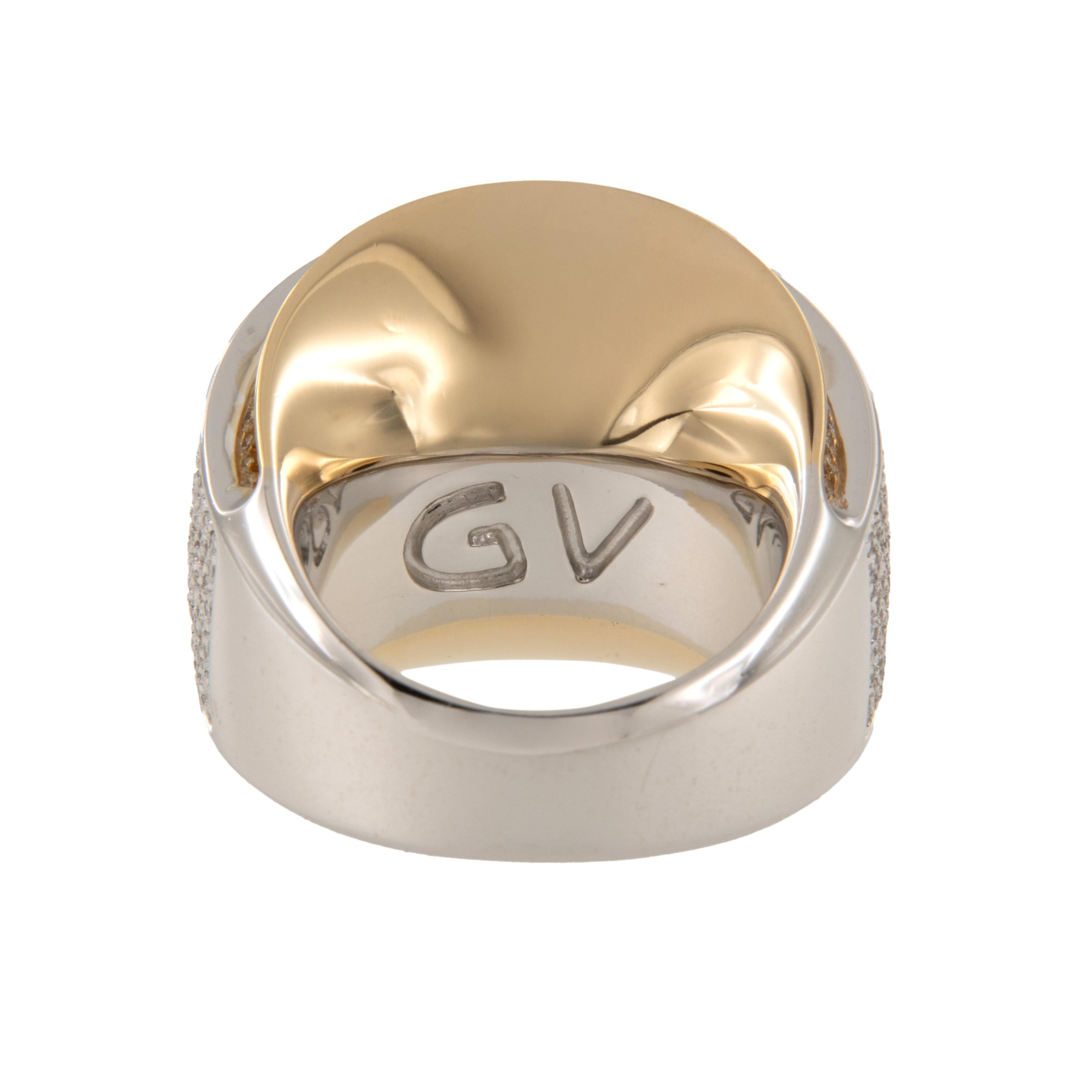 Taglio rotondo Anello a cupola in oro bianco e giallo 18 carati con diamante da 5,55 carati Made in Italy in vendita