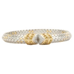 Manschettenarmband aus 18 Karat Weiß- und Gelbgold mit Diamanten und gelbem Saphir