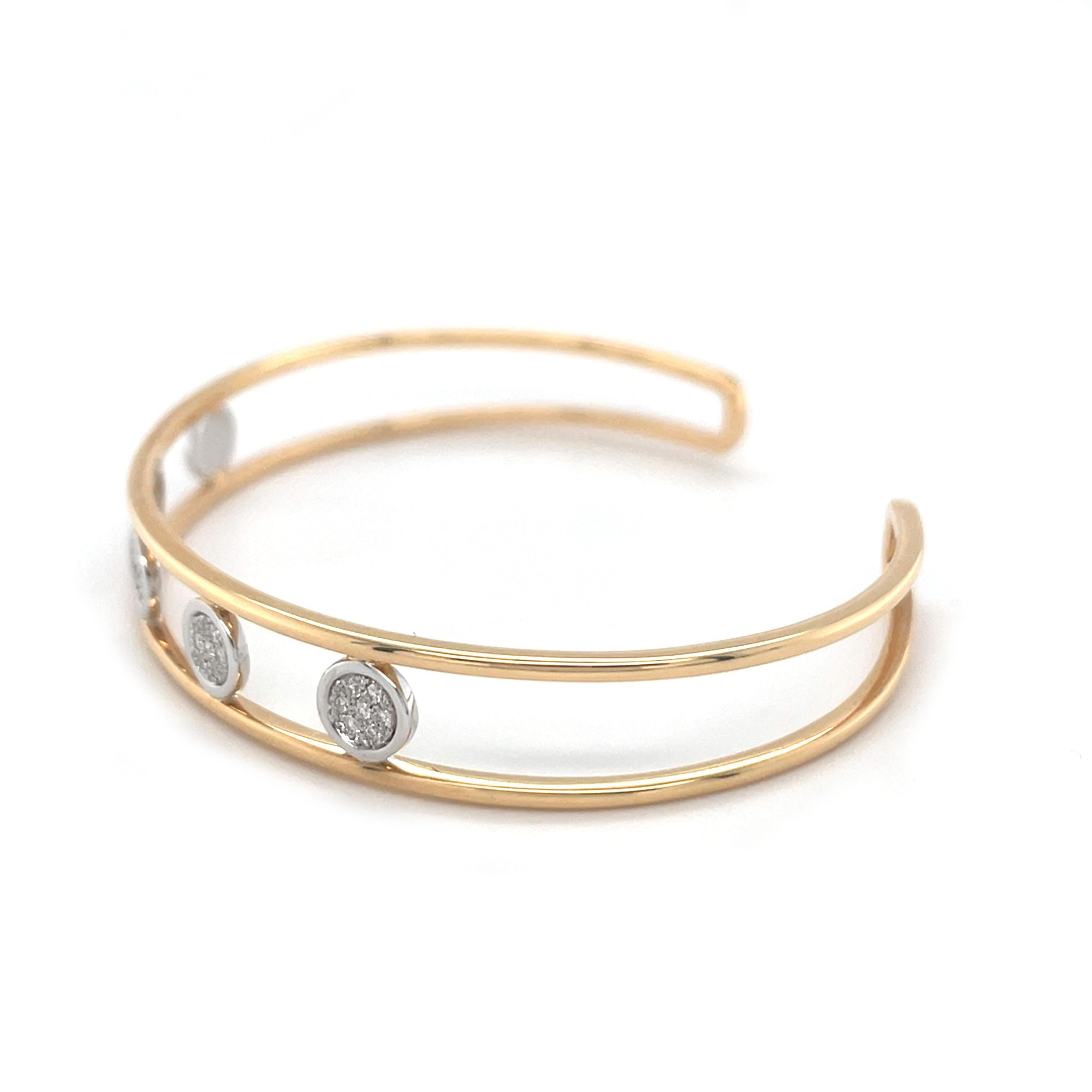 Taille ronde Bracelet jonc en or jaune et blanc 18 carats avec diamants en vente