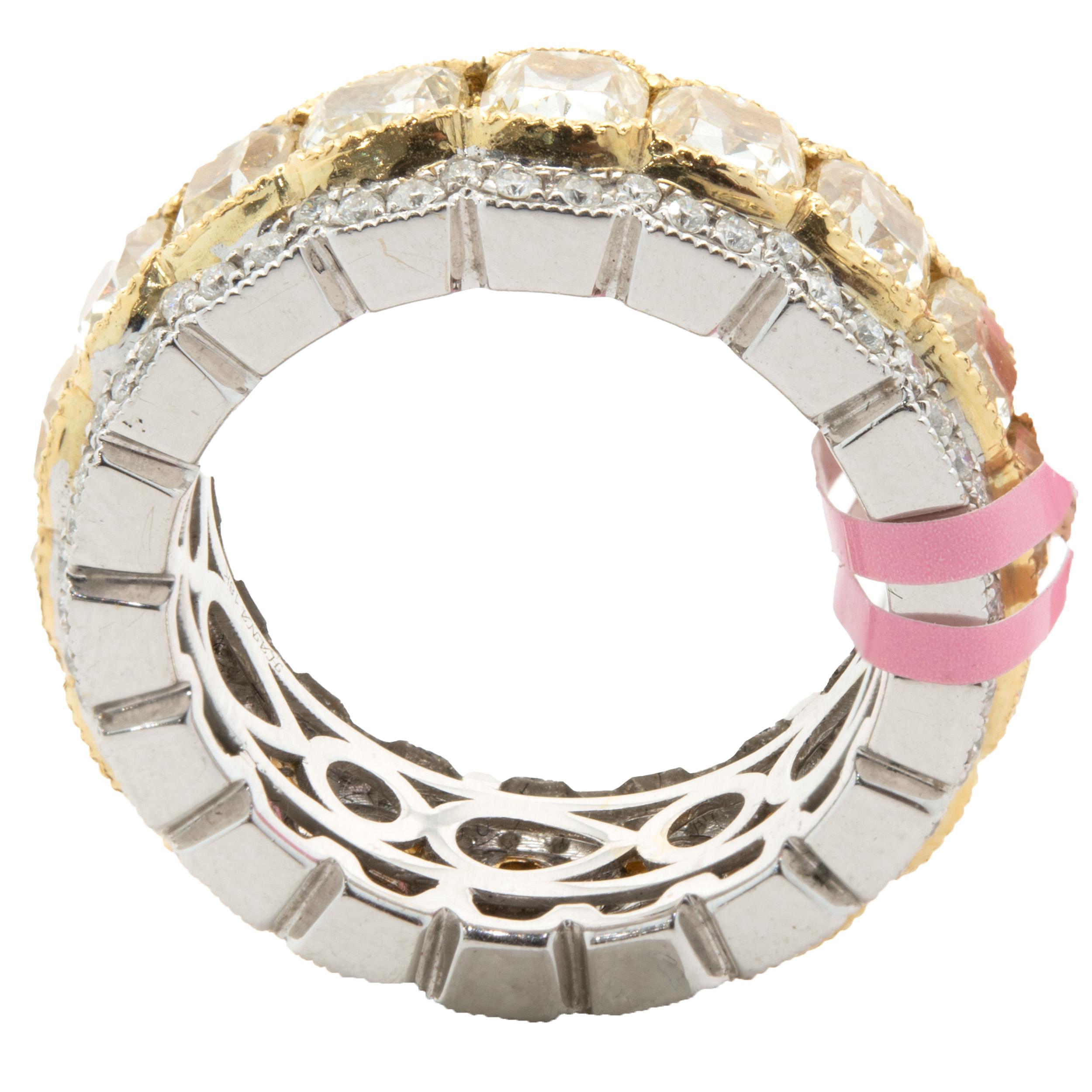 Eternity-Ring aus 18 Karat Weiß- und Gelbgold mit gelben und weißen Diamanten (Kissenschliff) im Angebot