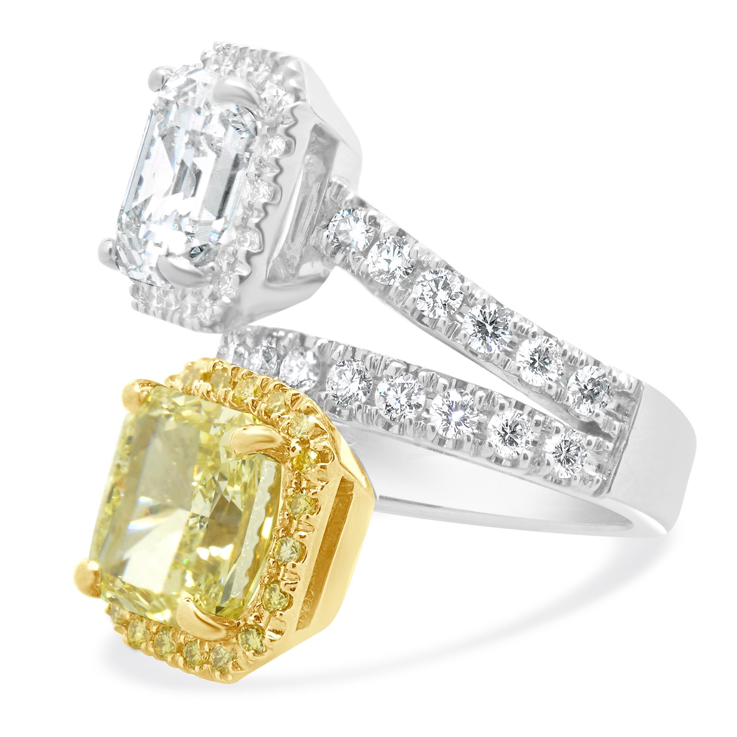 Taglio radiant Anello bypass con diamanti taglio smeraldo e radiante in oro bianco e giallo 18 ct. in vendita