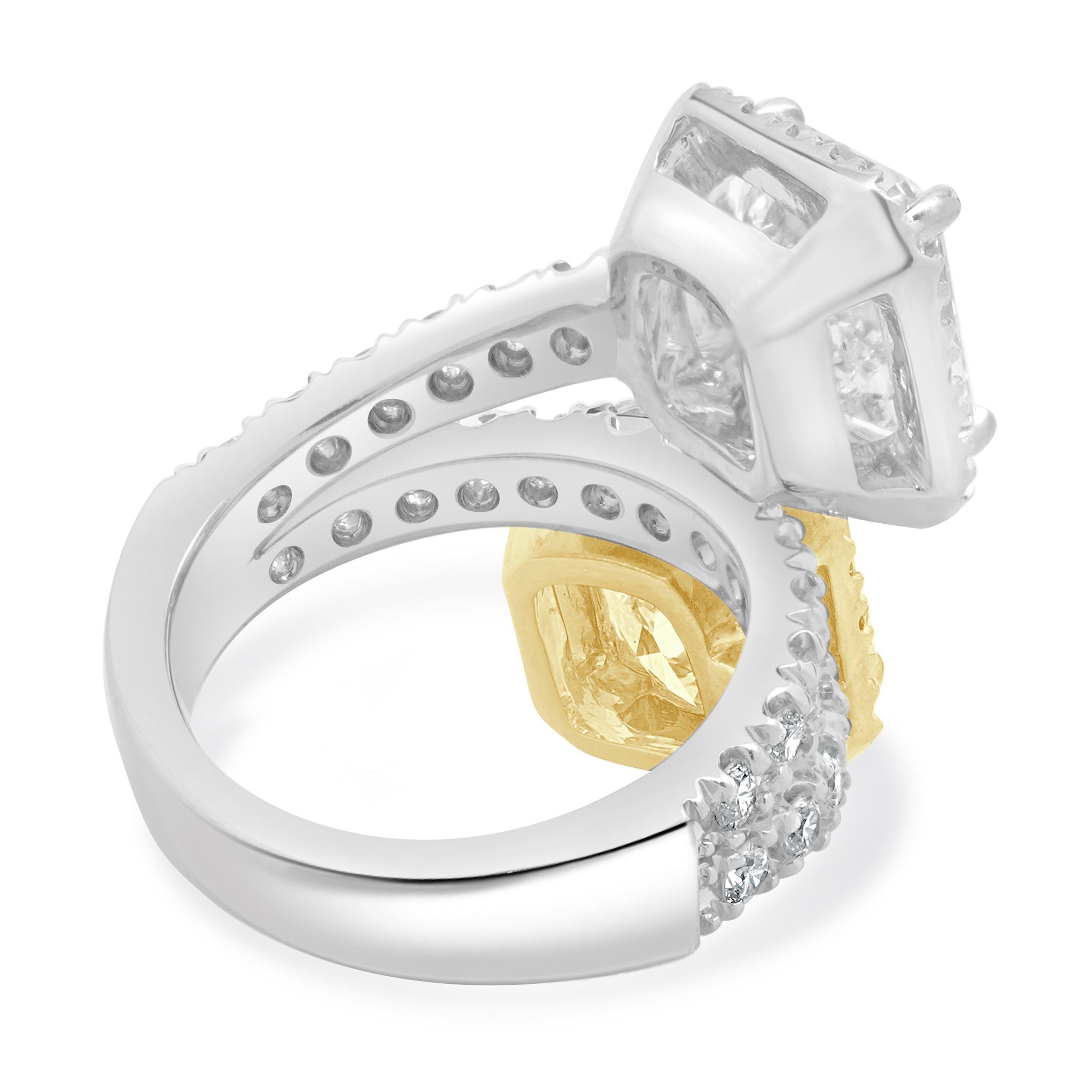 Anello bypass con diamanti taglio smeraldo e radiante in oro bianco e giallo 18 ct. In condizioni ottime in vendita a Scottsdale, AZ