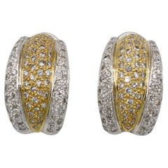 18 Karat Weiß- und Gelbgold Huggie-Ohrringe mit natürlichen Diamanten in Pavé-Fassung 