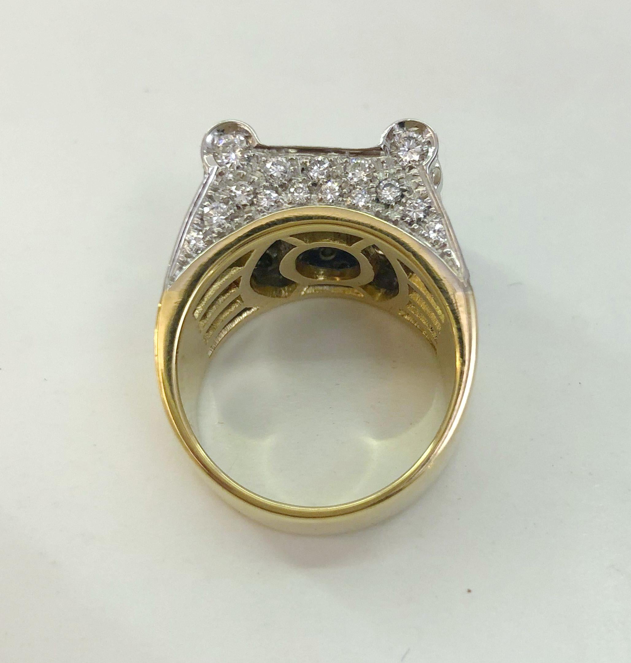 Bague en or blanc et jaune 18 carats ornée d'un saphir bleu central de 3,5 carats et de diamants en entourage pour un total de 3,9 carats / Fabriquée en Italie années 1960.
Taille de la bague : 7,5