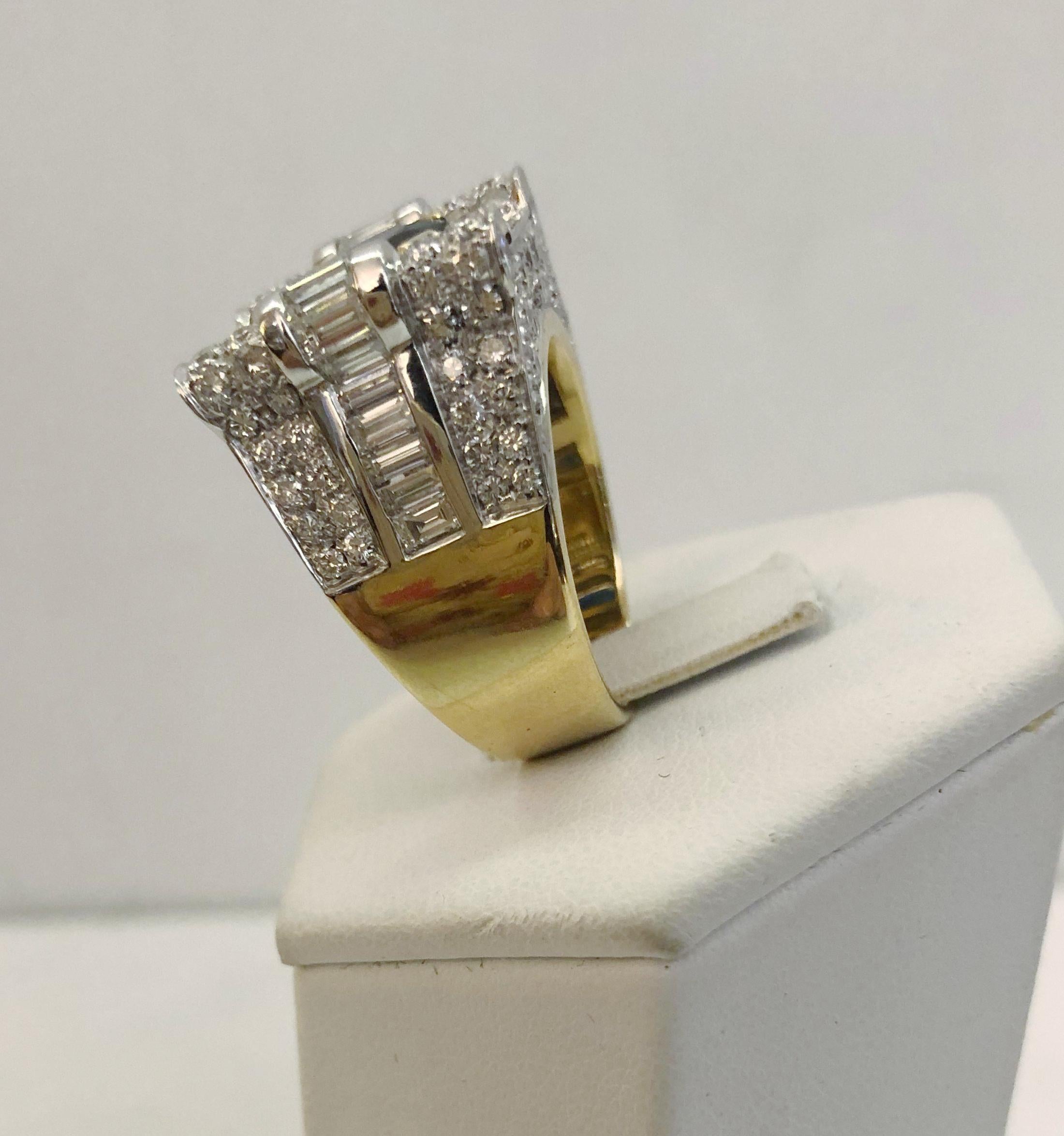 Bague en or jaune blanc 18 carats, saphirs et diamants Bon état - En vente à Los Angeles, CA