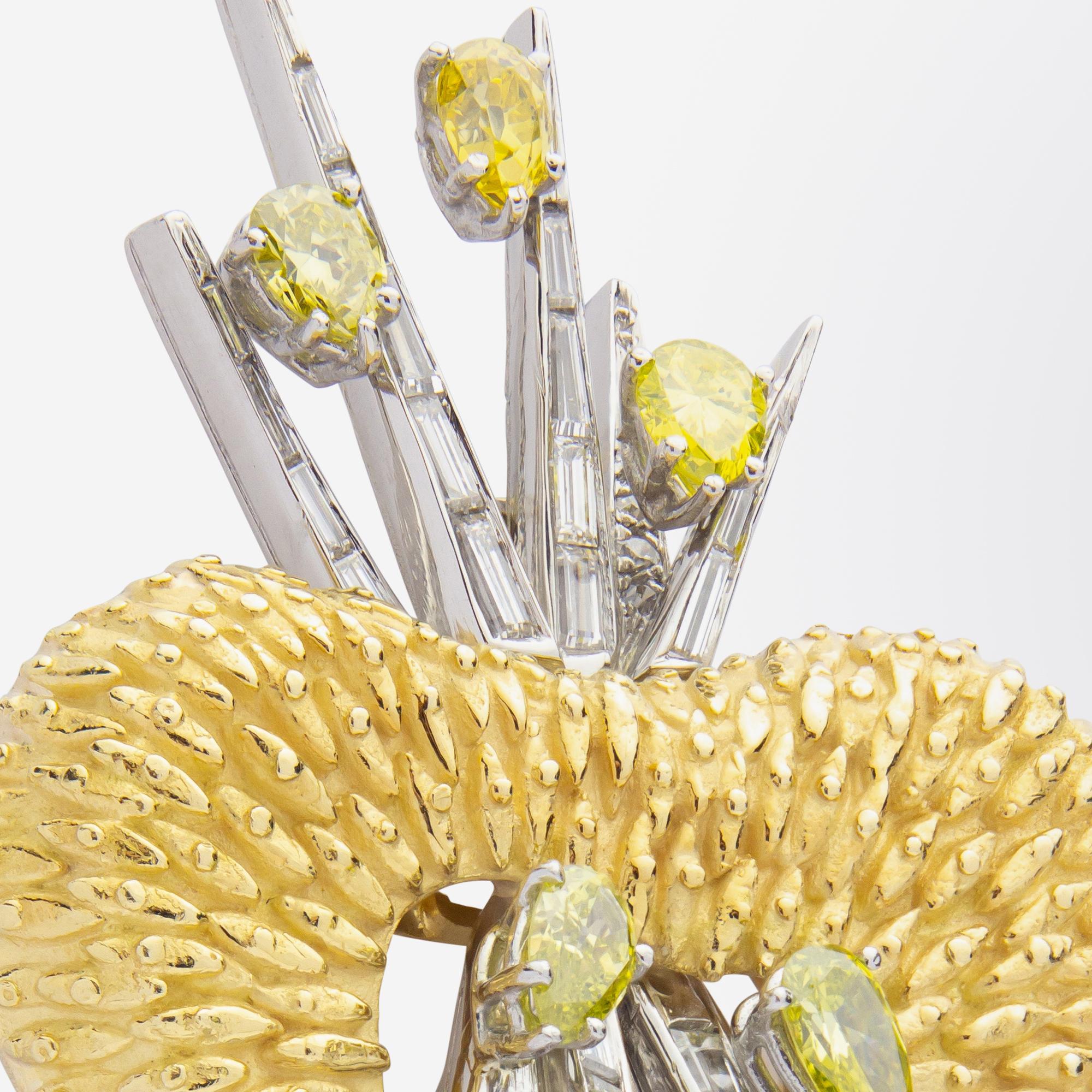 Taille baguette Broche en or blanc et jaune 18 carats avec diamants blancs et jaunes en vente