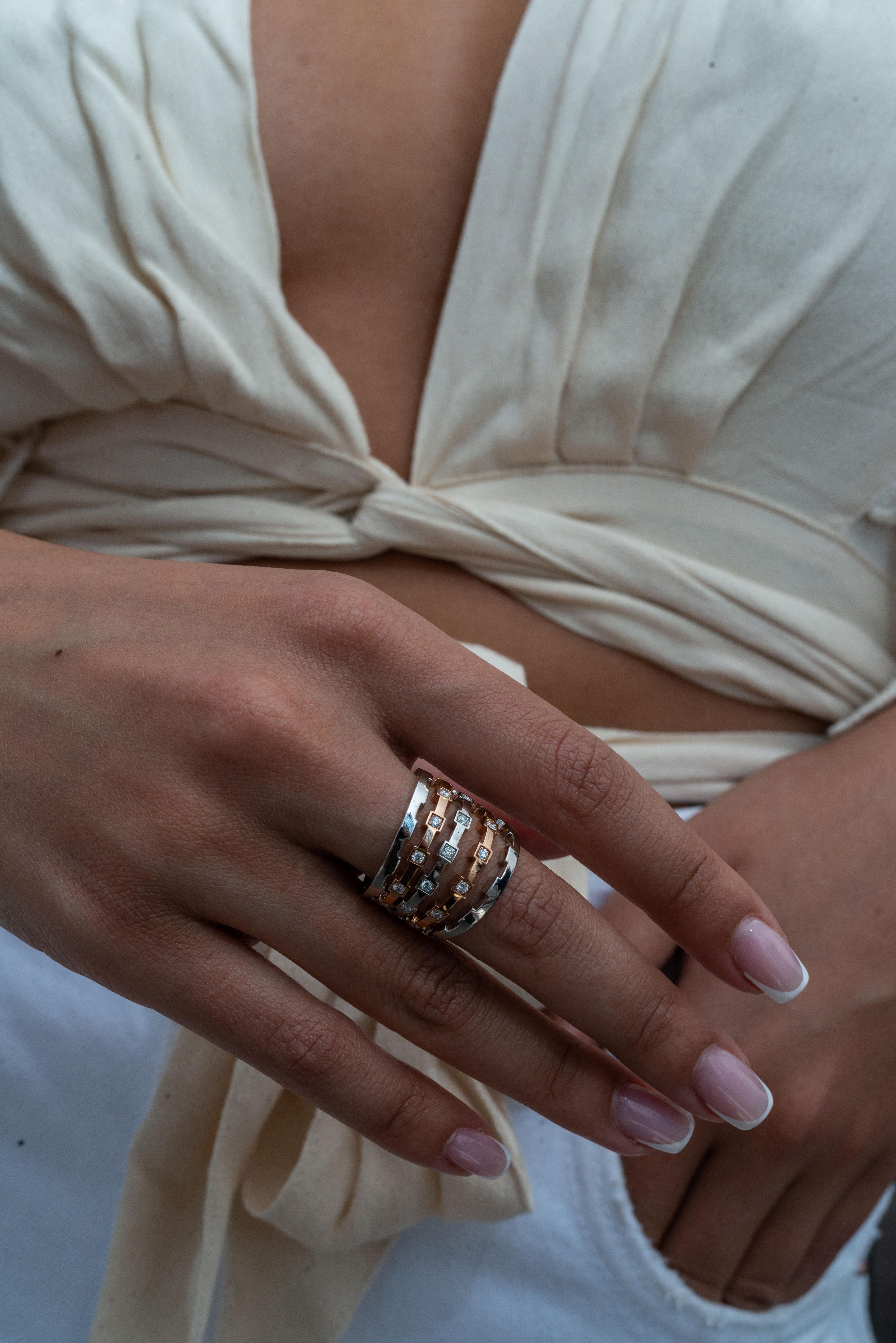 Der Ring aus 18 Karat Weiß- und Gelbgold ist aus der Damier Collection'S. Es ist eine schöne Kreation aus 5 dünnen Bandringen, die einen Bandring bilden oder einzeln getragen werden können. 3 Ringe sind mit natürlichen runden weißen Diamanten von