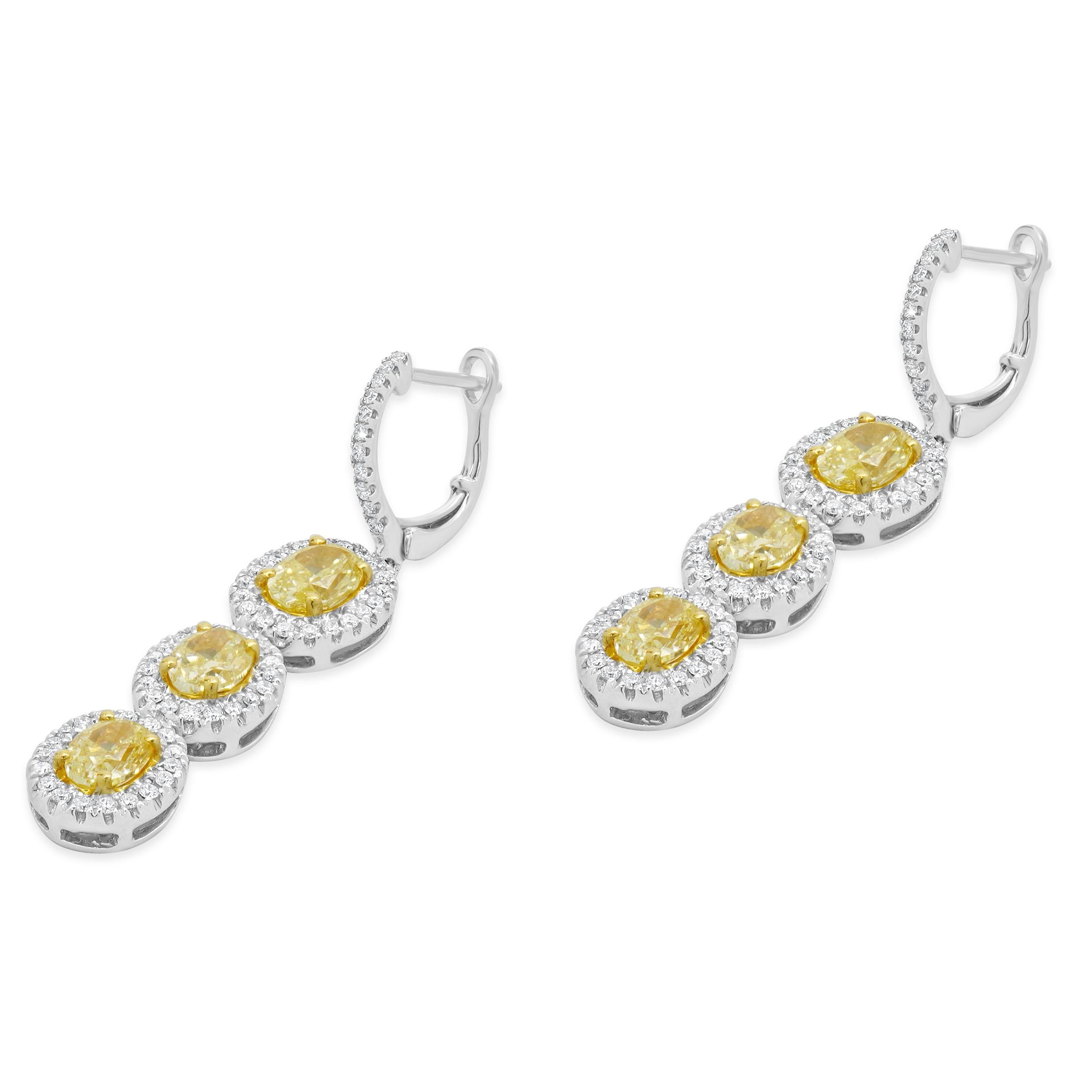 Materiale: Oro bianco e giallo 18 carati
Diamanti: 134 brillanti rotondi = 0,69cttw
Colore: G
Chiarezza: VS2
Diamanti: 6 tagli ovali = 3,25cttw
Colore: Giallo fantasia
Chiarezza: SI1
Dimensioni: gli orecchini misurano circa 42.50 mm di