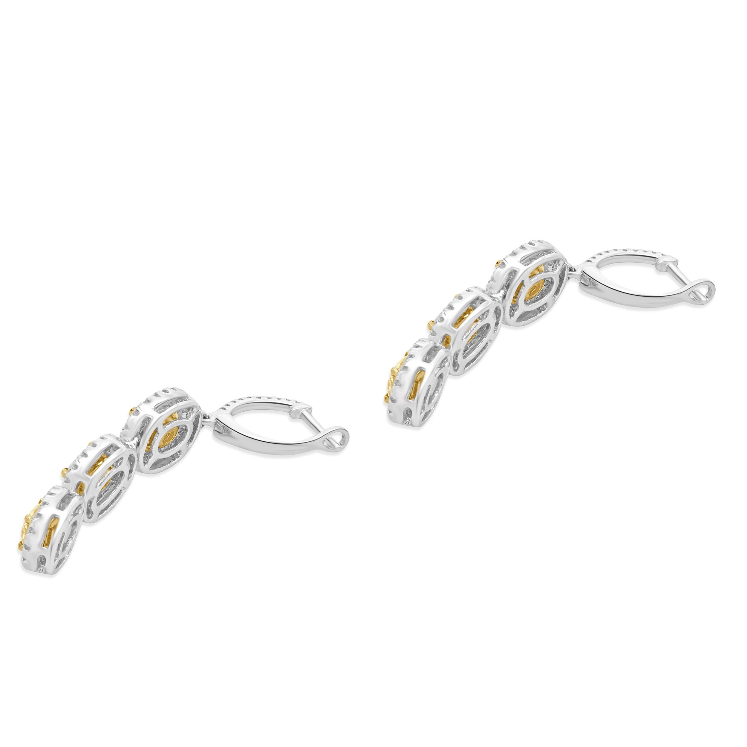 Orecchini a goccia in oro bianco e giallo 18 carati con tre diamanti fantasia In condizioni ottime in vendita a Scottsdale, AZ