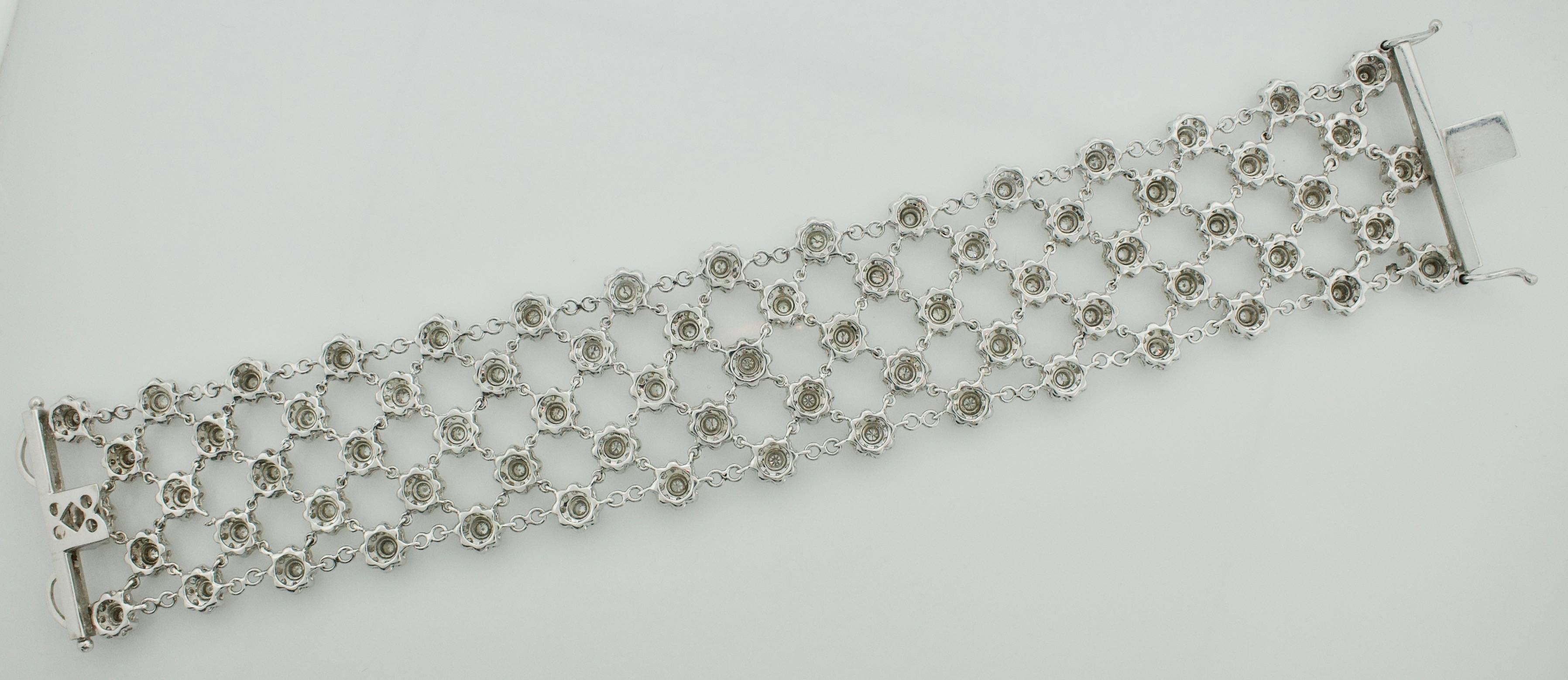 18 Karat Wide Flexible Diamond Bracelet with 10 Carat In New Condition For Sale In Wailea, HI