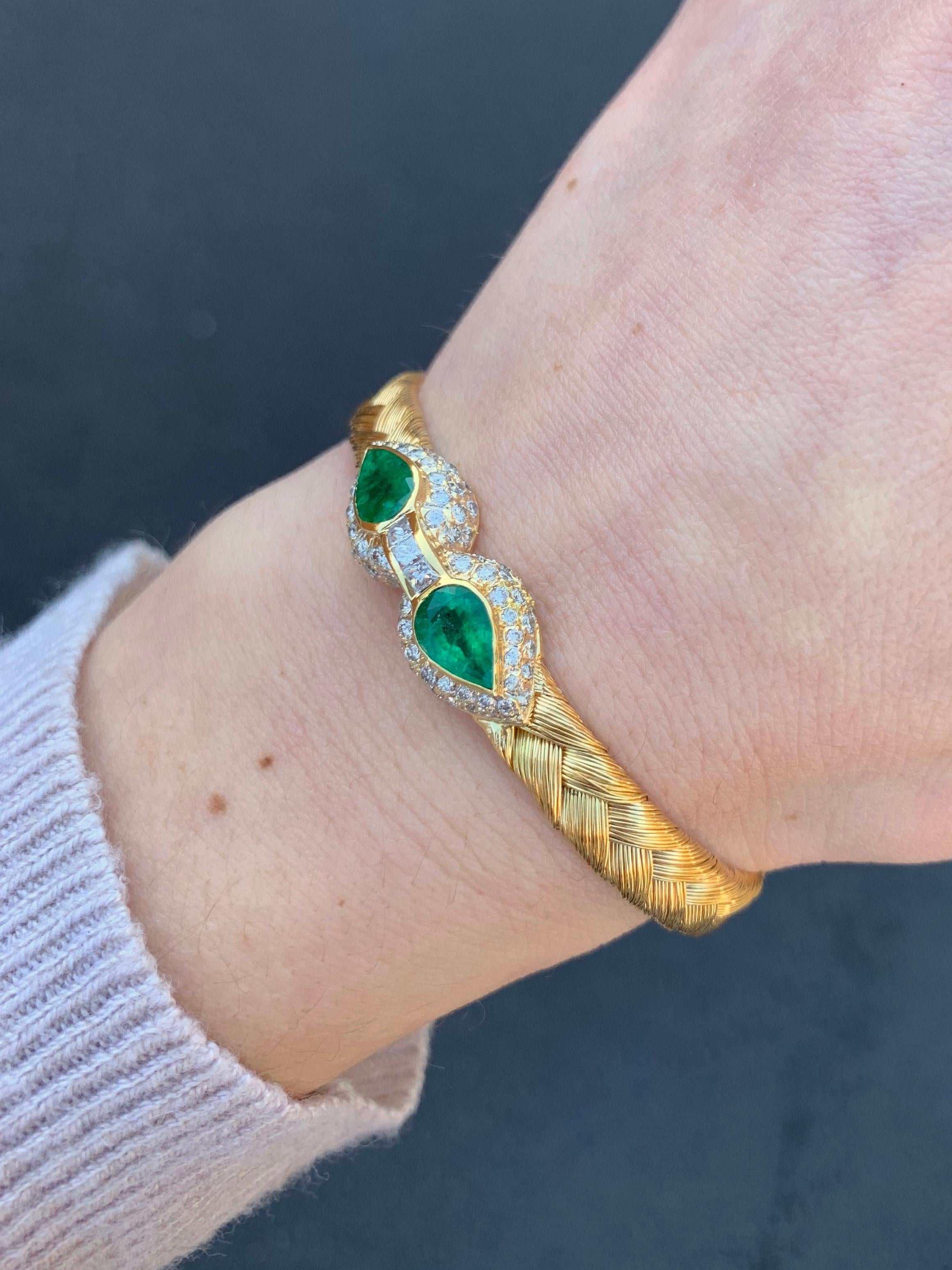 18 Karat Woven Bangle with Emeralds and Diamonds For Sale 6