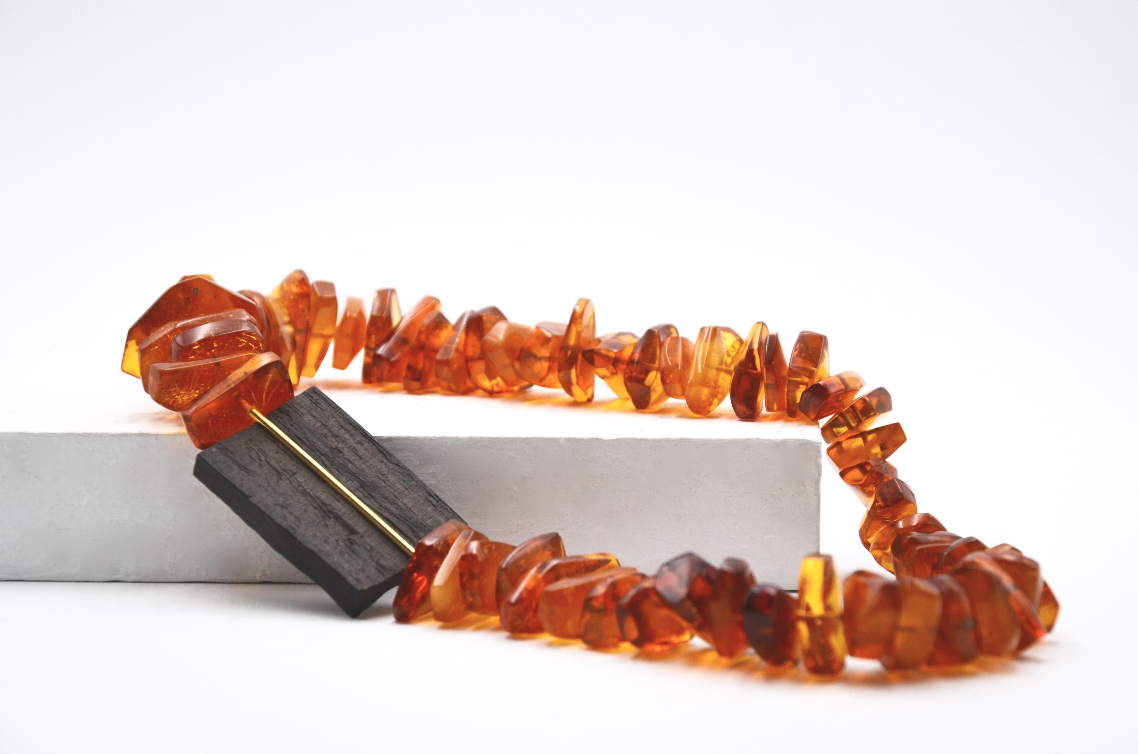 Contemporary 18 Karat Yellow Amber Ebony Gold Necklace For Sale