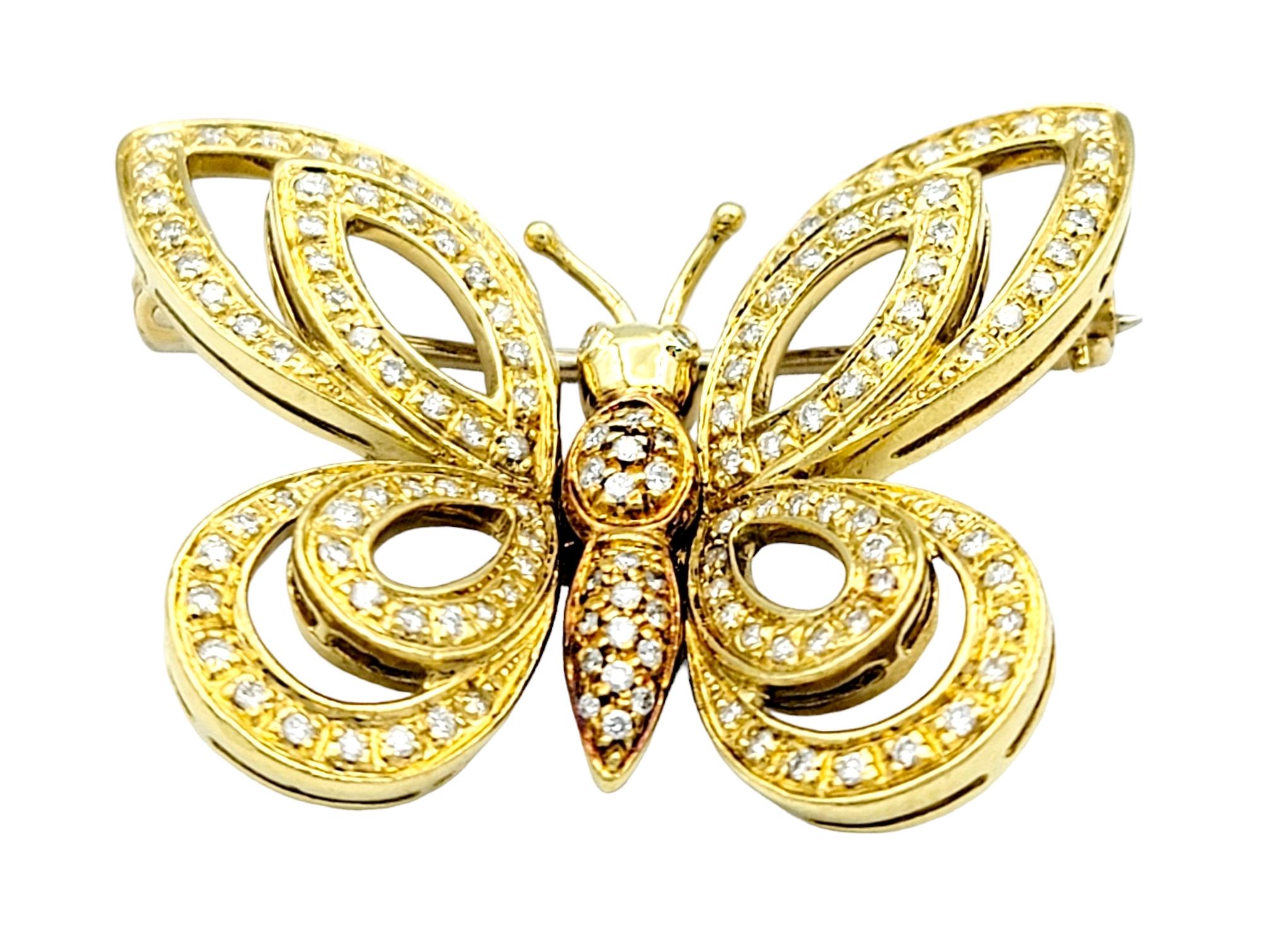 Voici une broche papillon enchanteresse en diamants, un chef-d'œuvre qui capture avec grâce la beauté délicate de la nature. Nous adorons la façon dont cette pièce exquise marie la chaleur de l'or jaune et de l'or rose, créant une symphonie
