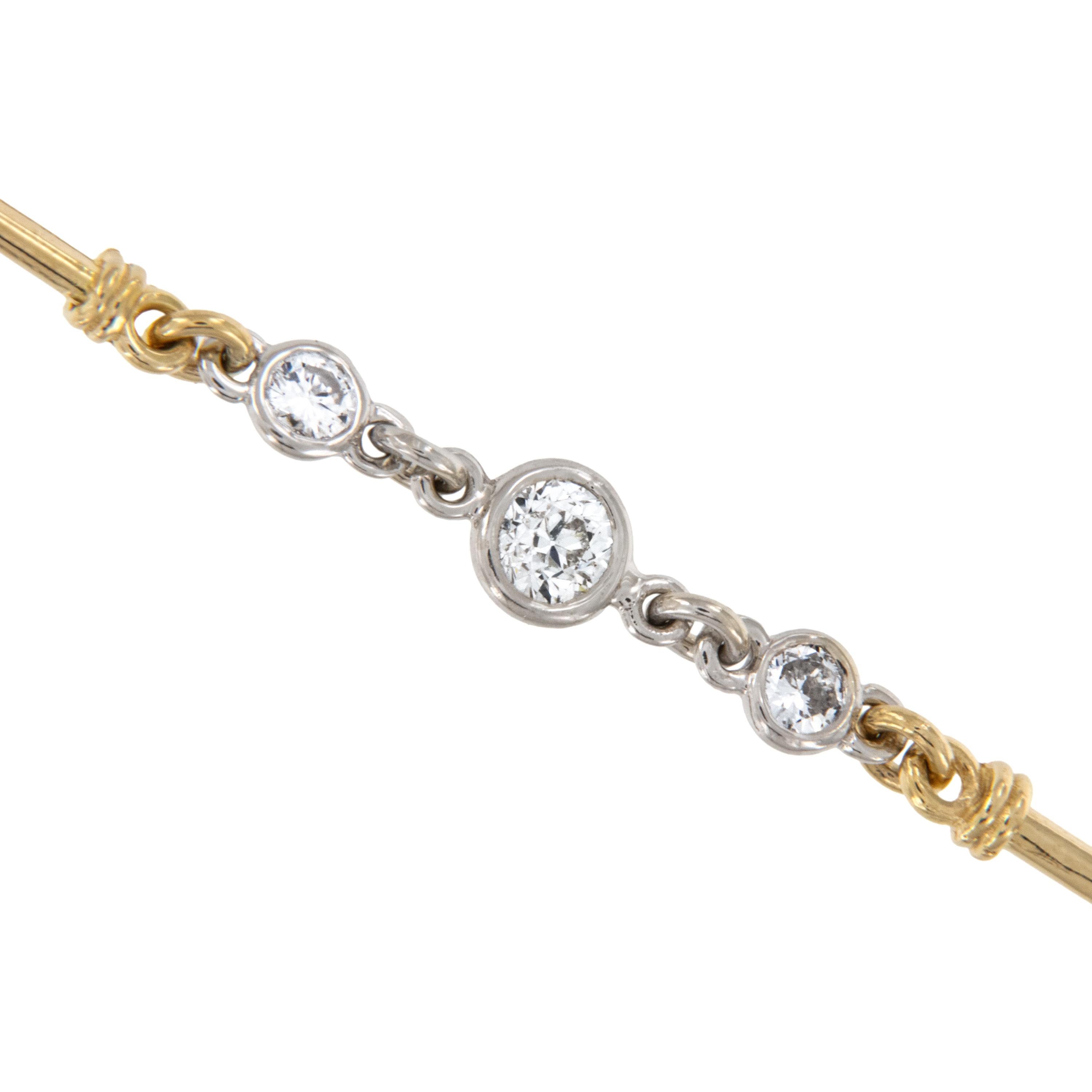 Fabriqué en or jaune et blanc 18 carats, ce collier à maillons assemblés à la main est rehaussé de 9 diamants = 1,03 Cttw d'estimation (VS2-SI2, H-I) sertis sur 3 stations d'or blanc pour un look unique ! Le collier mesure 16,25
