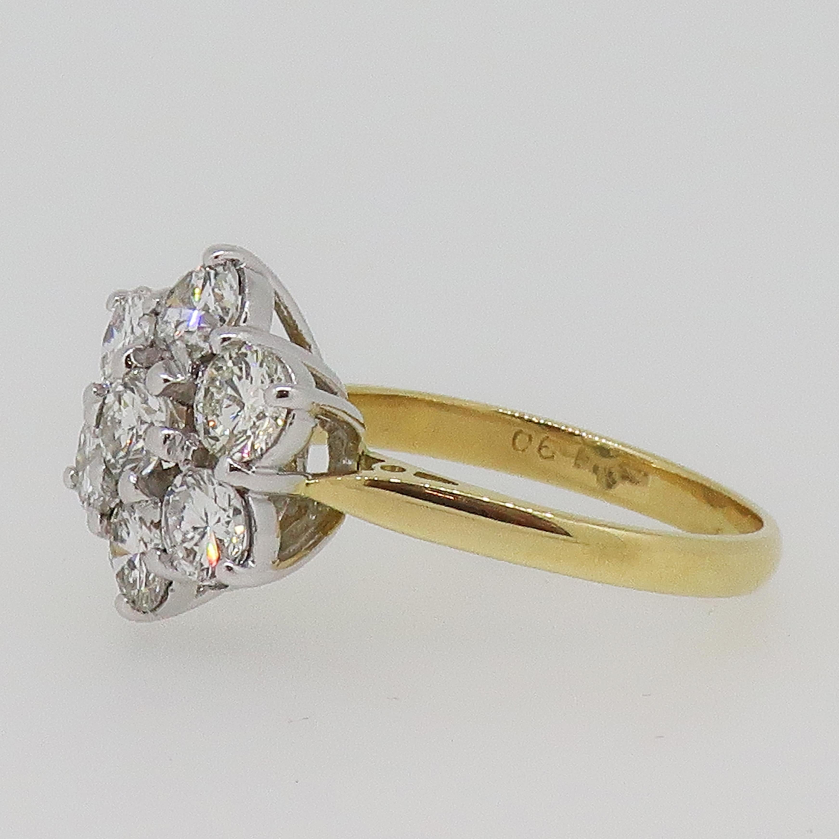 18 Karat Gelb- und Weißgold 7-Stein-Diamant-Cluster-Ring 1::90ct

Ein traditioneller:: mit sieben Steinen besetzter Gänseblümchen-Cluster-Ring. Bestehend aus sieben funkelnden Diamanten im Brillantschliff:: alle in 18-karätigem Weißgold gefasst::