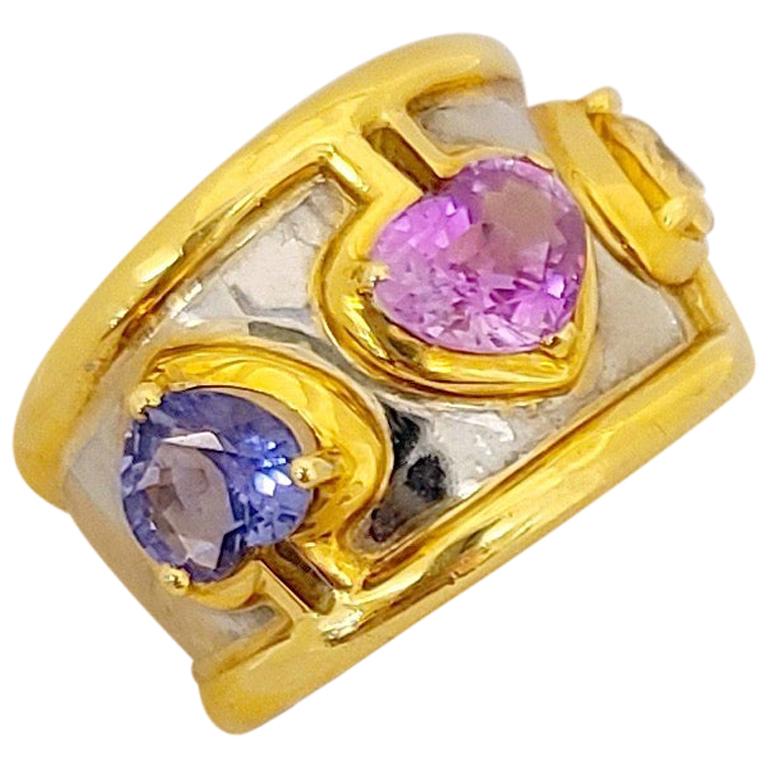 Anillo de Oro Amarillo y Blanco de 18 Kilates con Corazones de Zafiro Amarillo, Rosa y Azul