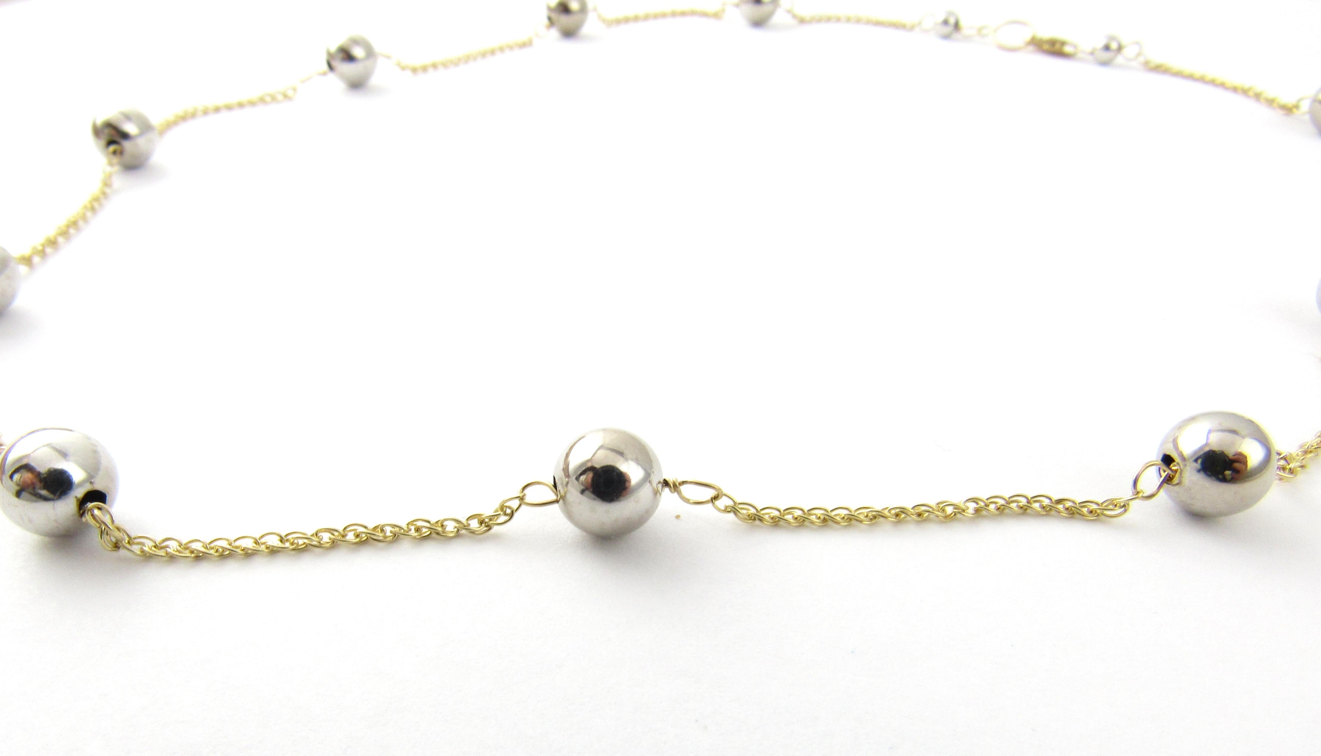 Vieux collier en perles d'or jaune et blanc 18 carats

Ce ravissant collier comporte 11 perles en or blanc (7 mm chacune) sur une chaîne câble classique en or jaune 18 carats.

Taille : 18.5 pouces

Poids : 3.0 / 4.8

Estampillé : 750

Très bon