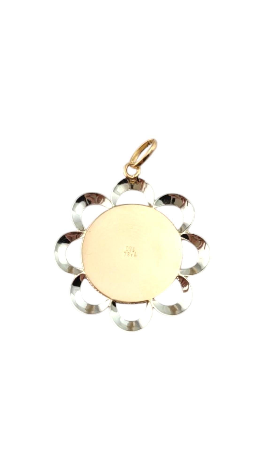 Pendentif Sainte Mère en or jaune et or blanc 18 carats-

Pendentif Sainte Mère en or jaune 18 carats et or blanc - Ce pendentif exquis allie la chaleur de l'or jaune 18 carats à l'élégance de l'or blanc, créant ainsi un contraste saisissant. Le
