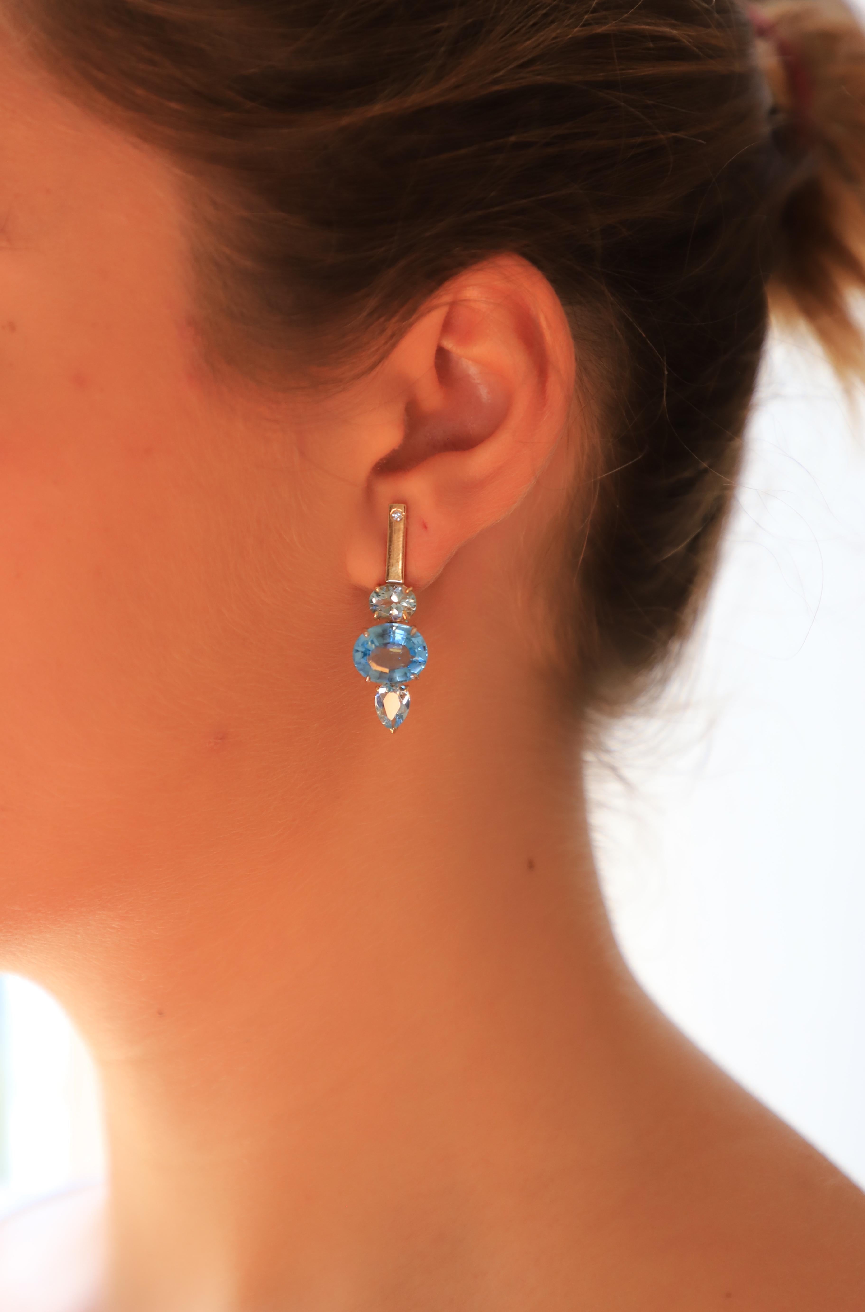 18 Karat Gold Blue Topaz 0.16 Karat White Diamonds Blue Ocean Earrings In New Condition For Sale In Rome, IT