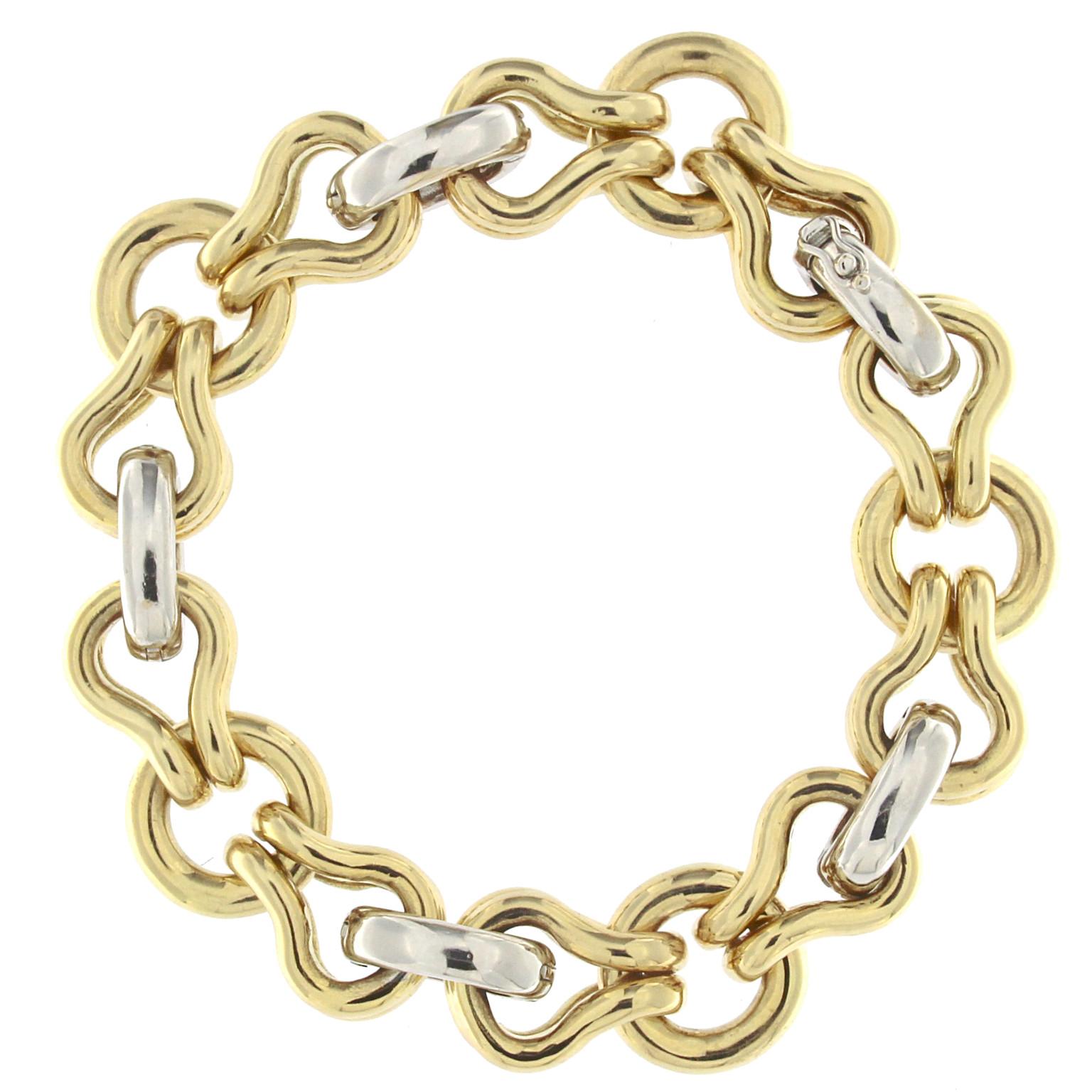 Unusual desing in a style coupled chain bracelet with great visual effect in Yellow gold whit white links.
Total weight of  gold 18 kt gr 57.60
Stamp 750

