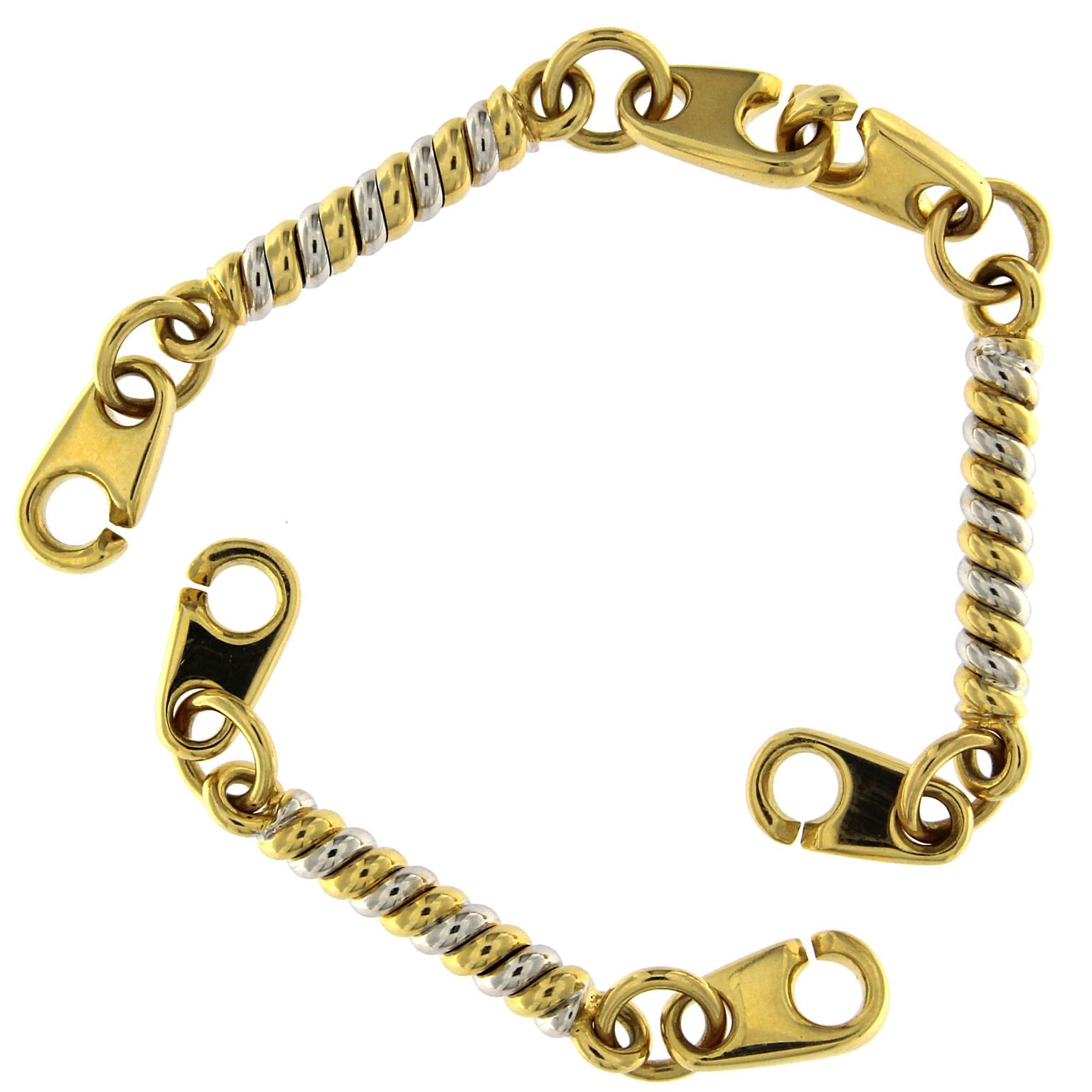 Bracelet en chaîne de conception inhabituelle et de grand effet visuel en or jaune avec des maillons à éléments torsadés blancs et jaunes.
Poids total de  or 18 kt gr 28.00
Timbre 750

