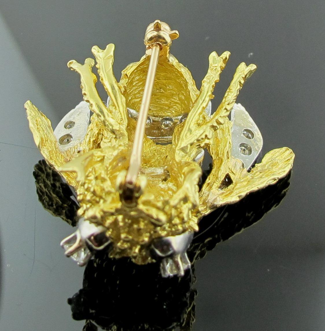 18 Karat Yellow and White Gold Diamond Bee Pin In Excellent Condition In Palm Desert, CA