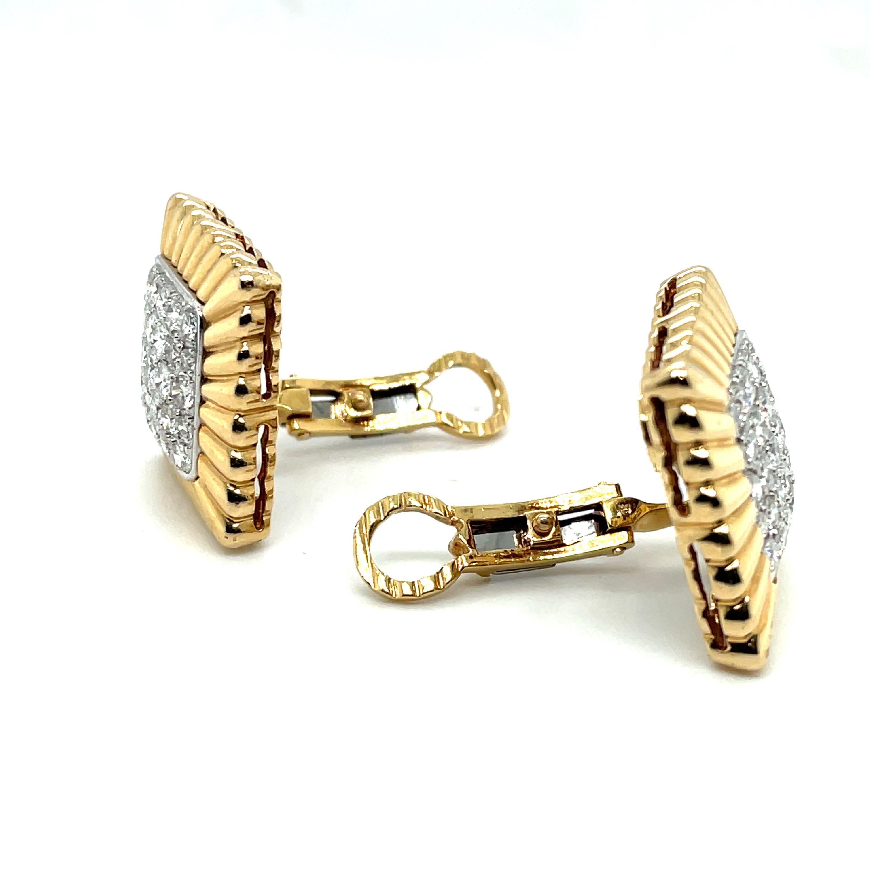 Taille brillant Boucles d'oreilles en or jaune et blanc 18 carats avec diamants, c. 1960 en vente