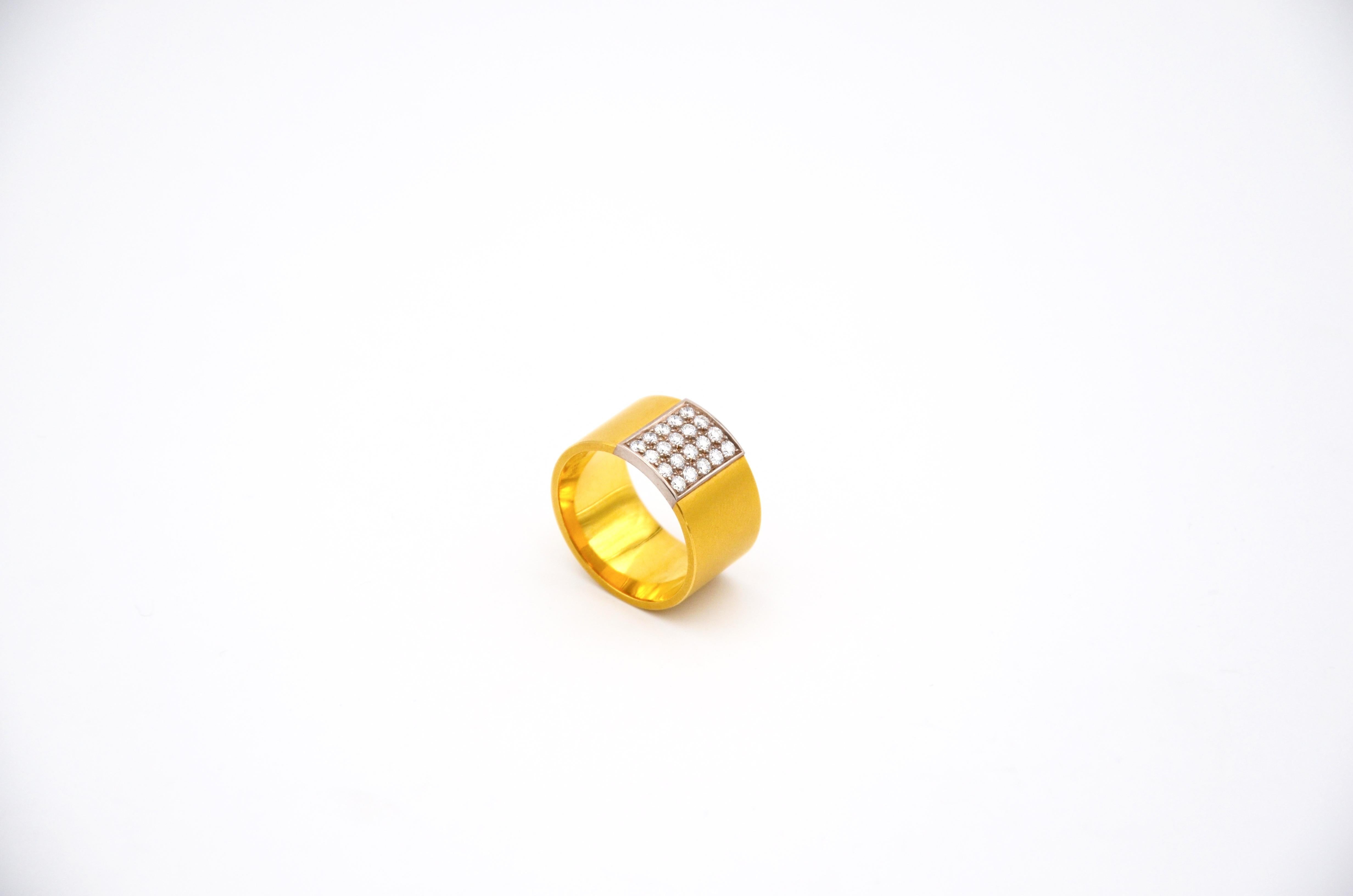 Anillo de diamantes de oro amarillo y blanco de 18 quilates.

Una delicada creación de Arno Schneider con 20 Diamantes de 0,47 quilates, tw-vs, engastados en blanco de 18 quilates sobre anillo de oro amarillo. Una combinación de 3 componentes