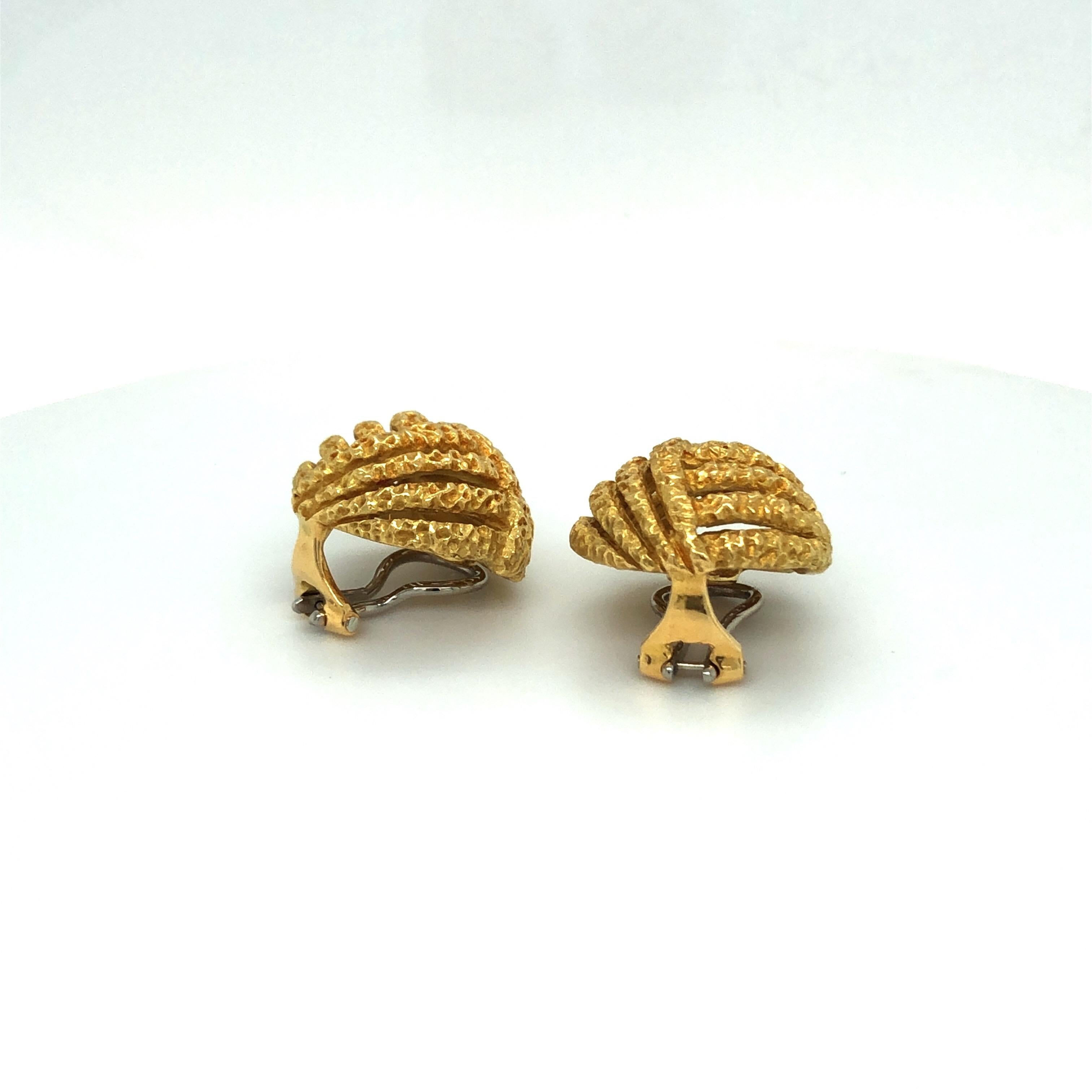 18 Karat Yellow and White Gold Earclips by Gubelin In Good Condition In Zurich, CH