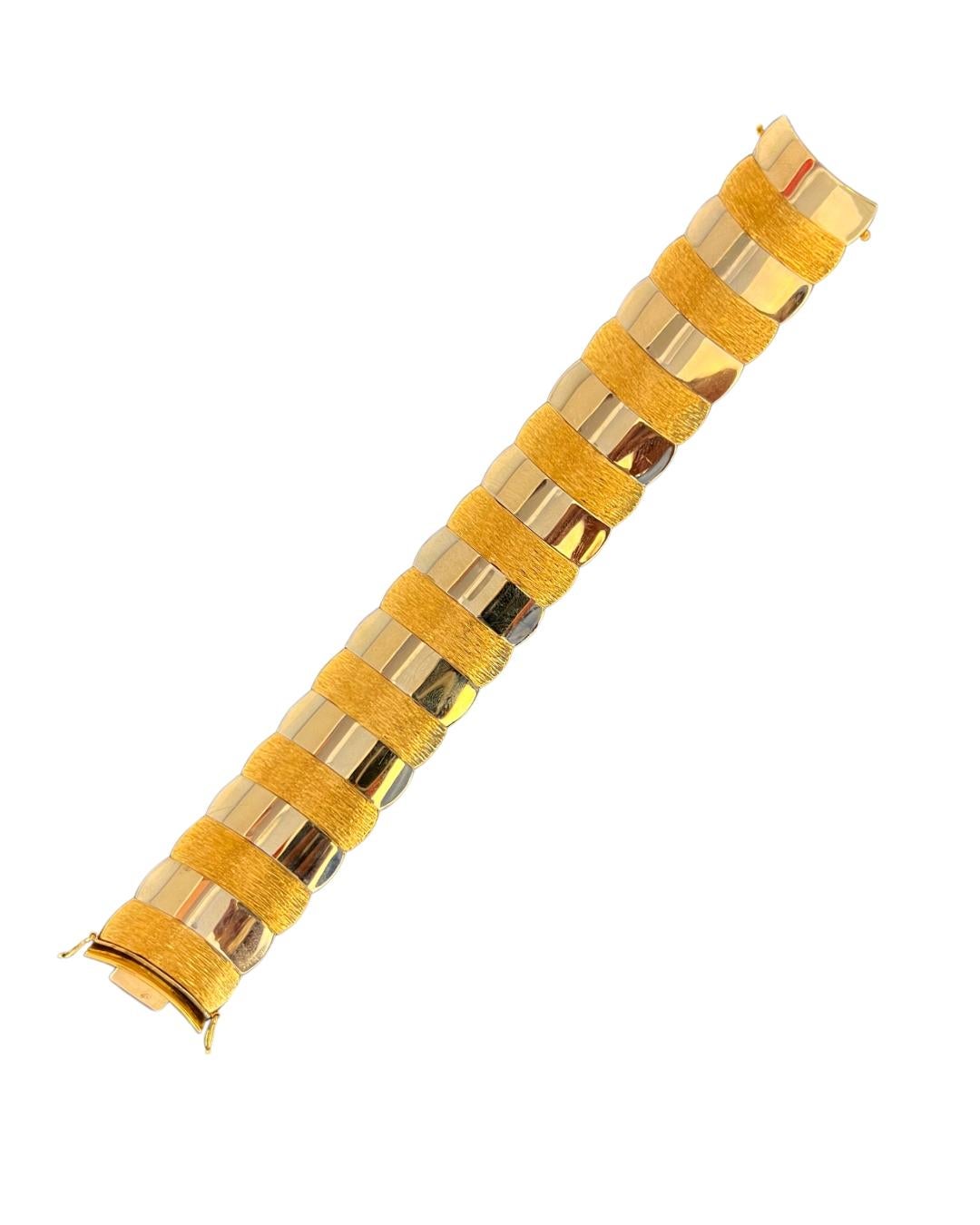 This architectural and feminine 18-karat yellow and white gold link bracelet is by Annaratone & Magyary, Valenza jewelers between the 1940s and the early 1970s. It is an example of superb Italian craftsmanship from the late 1960s when modernist