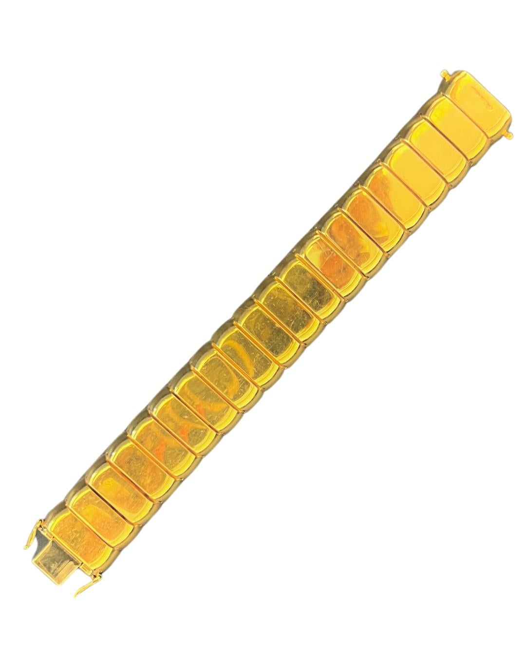 18 Karat Yellow and White Gold Link Bracelet, Italy Circa 1965 In Excellent Condition For Sale In New York, NY