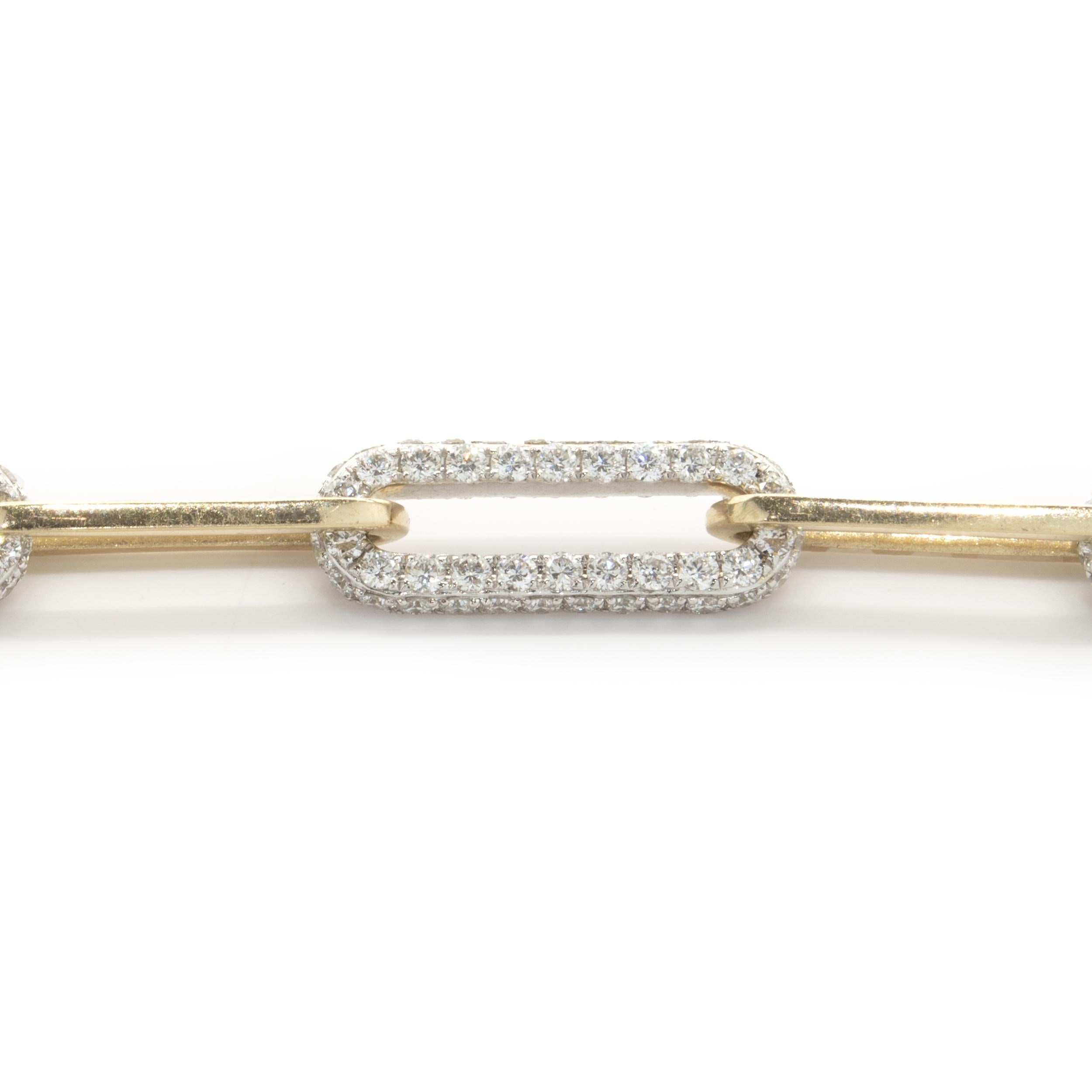 Designer : design personnalisé
Matériau : or jaune et blanc 18K
Diamants : 648 diamants ronds de taille brillant = 9,79 cttw
Couleur : G
Clarté : VS1-2
Dimensions : le collier mesure 18 pouces de long 
Poids : 24,04 grammes