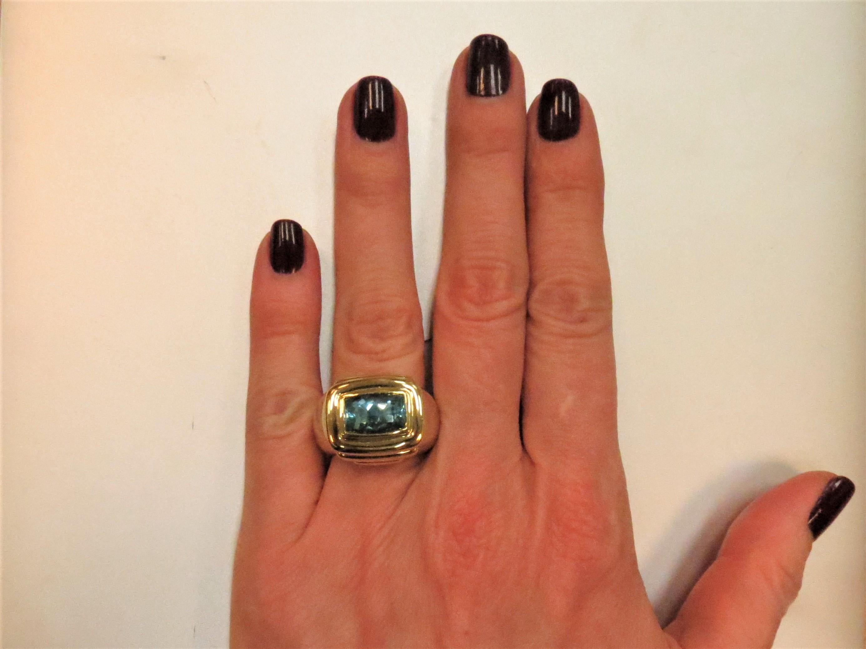 bague en or blanc et jaune 18K, sertie d'une topaze bleue de taille émeraude mesurant 12mm x 6mm.
Taille du doigt 6.5, peut être ajustée
Dernier prix de vente 5500