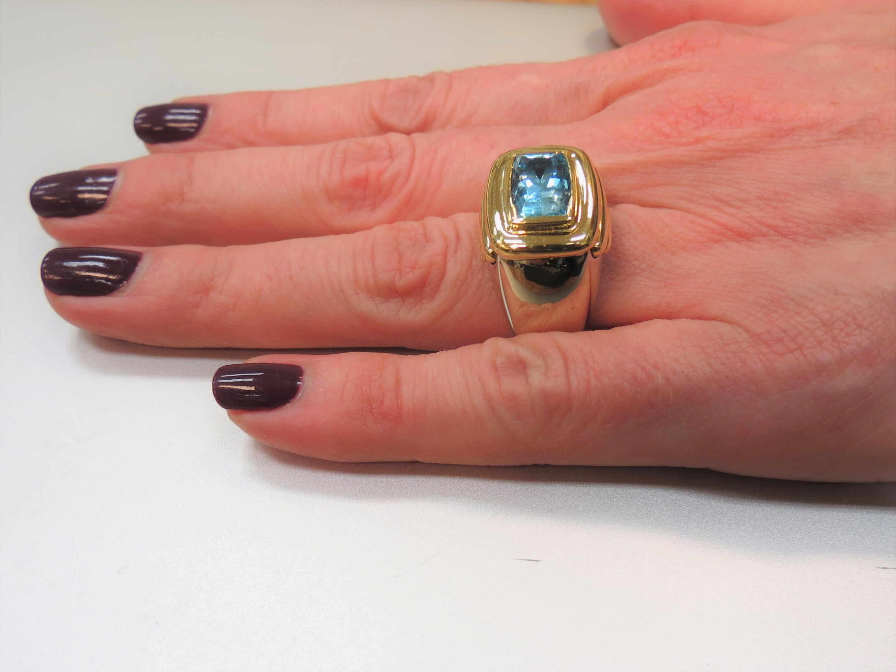 Contemporain Bague en or jaune et blanc 18 carats sertie d'une topaze bleue taille émeraude en vente