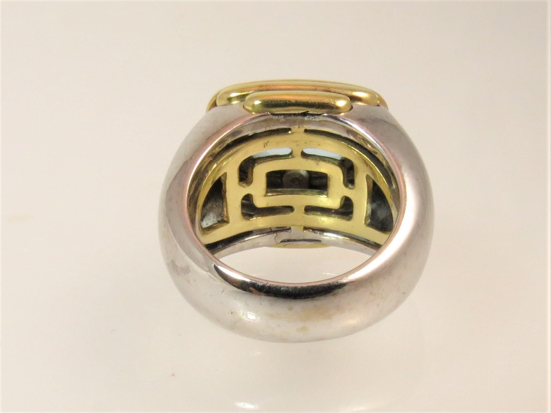 Taille émeraude Bague en or jaune et blanc 18 carats sertie d'une topaze bleue taille émeraude en vente