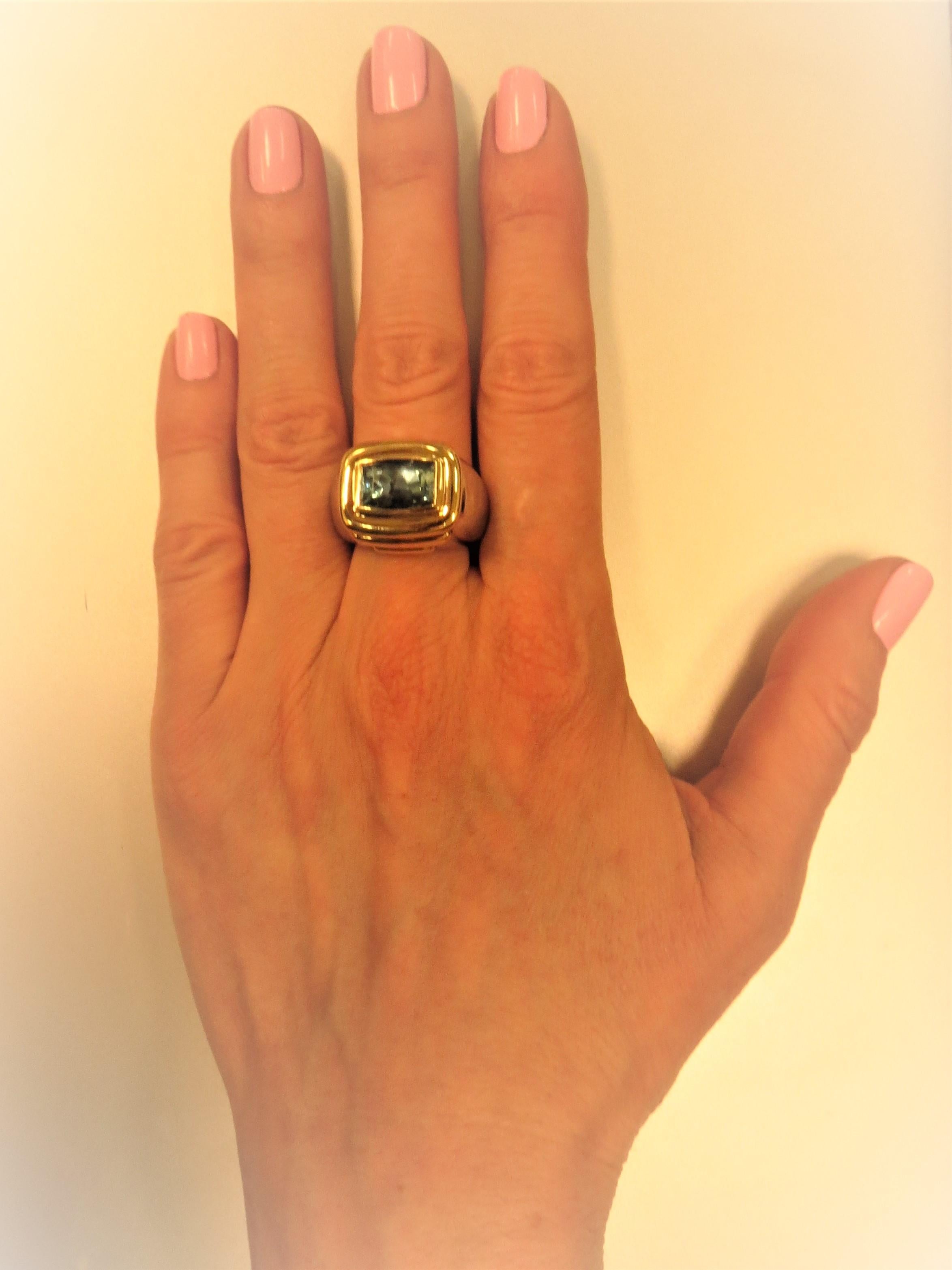 Bague en or jaune et blanc 18 carats sertie d'une topaze bleue taille émeraude Excellent état - En vente à Chicago, IL