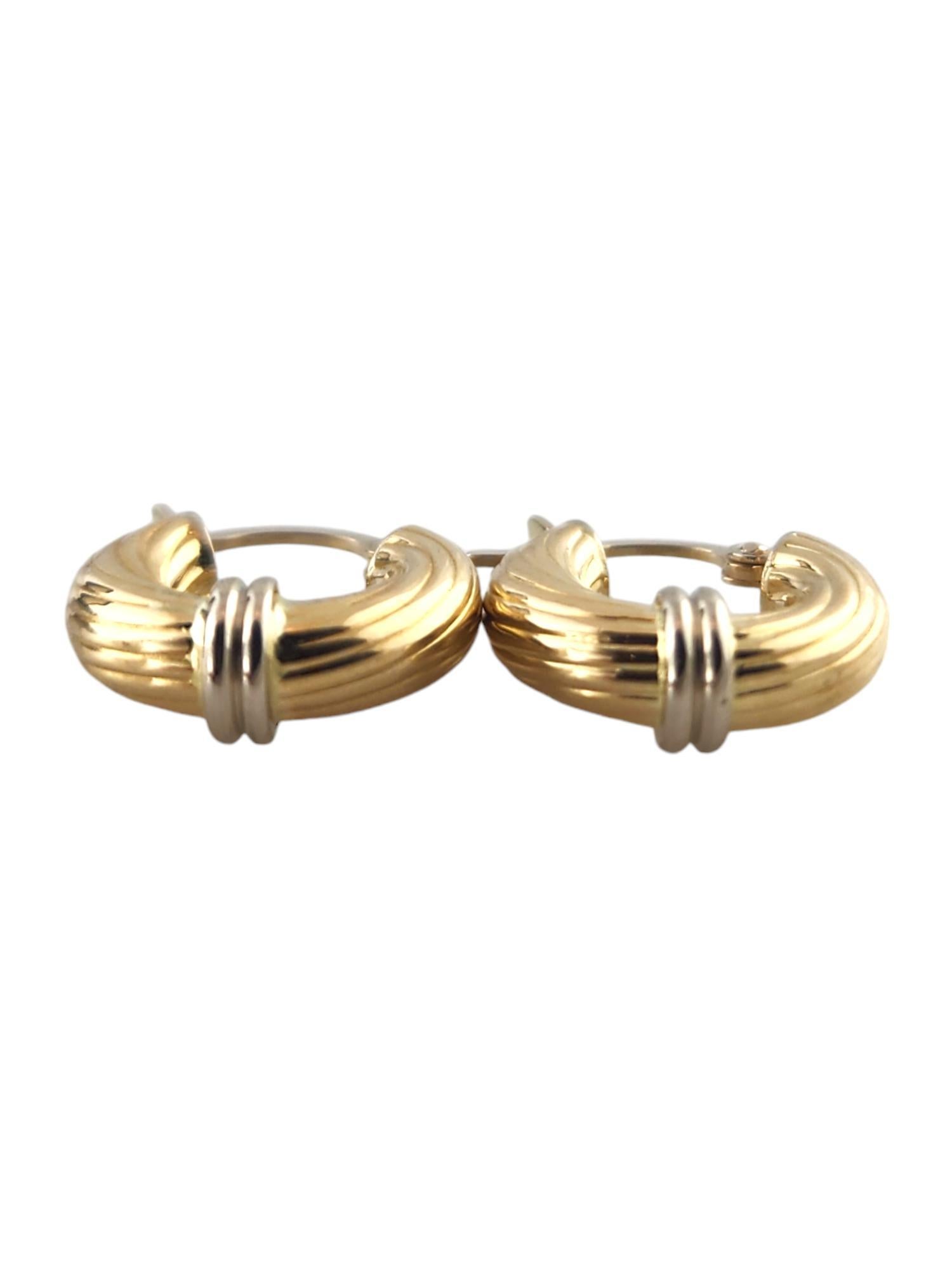 18 Karat Yellow and White Gold Small Hoop Earrings

This adorable set of small hoop earrings were crafted from 14K yellow gold with beautiful white gold detailing and will look great on anybody!

Size: 16.7mm X 14.33mm X 5.4mm

Weight: 2.67 g/ 1.72