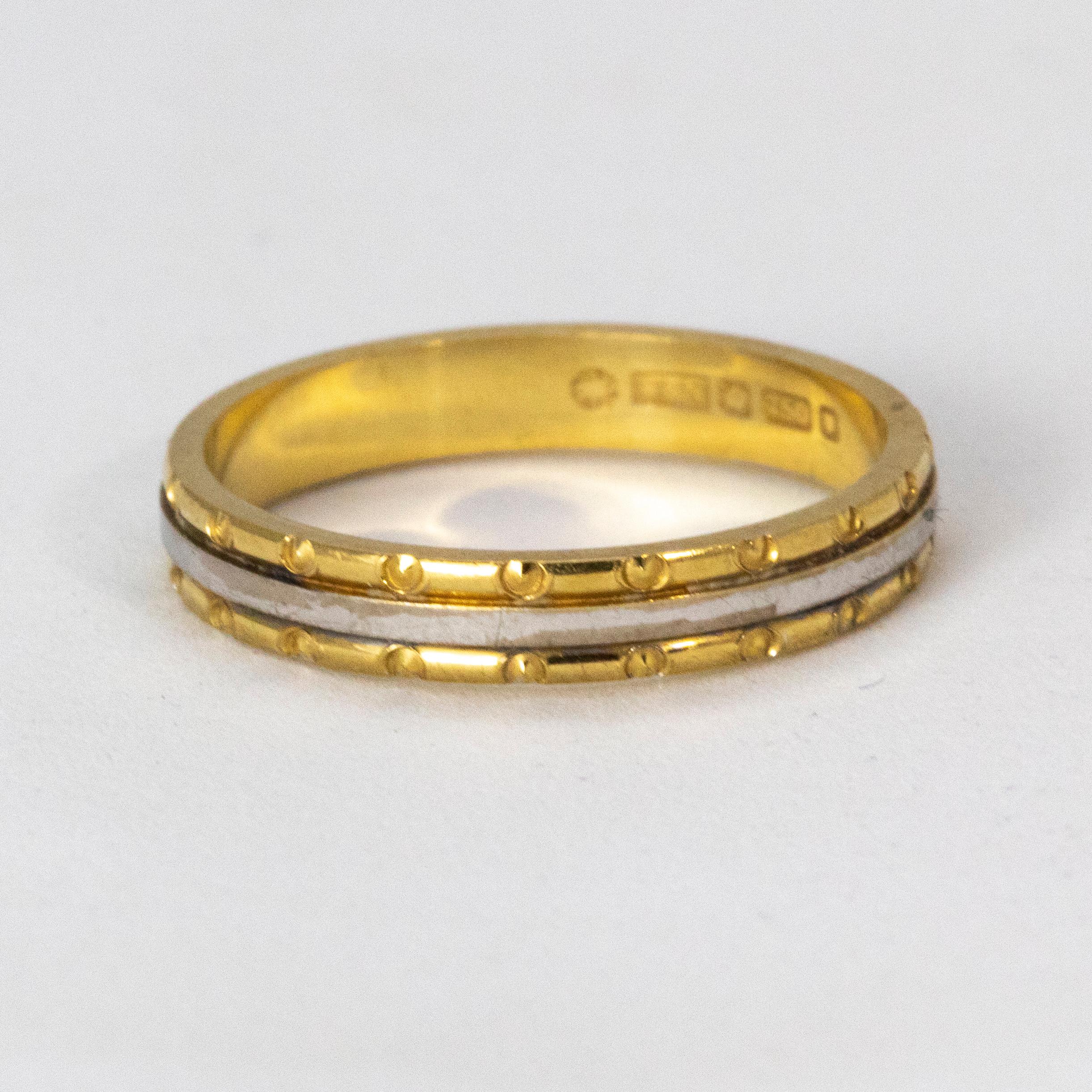 18 Karat Yellow and White Gold Wedding Band In Good Condition In Chipping Campden, GB