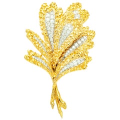 Broche en or jaune et blanc 18 carats avec diamants en forme de feuille
