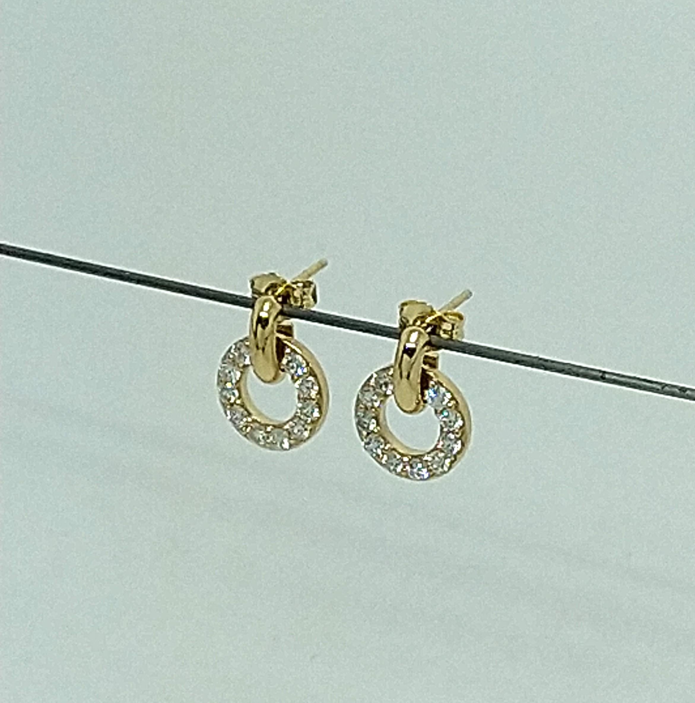 Jaune 18 carats GIA  Diamant  Boucles d'oreilles pendantes, Tiffany Le designer Thomas Kurilla joue la carte de la simplicité et de l'élégance. La boucle d'oreille est  14 mm x 10,5 mm de diamètre. Minuscule mais puissant. L'élégance tout au long de
